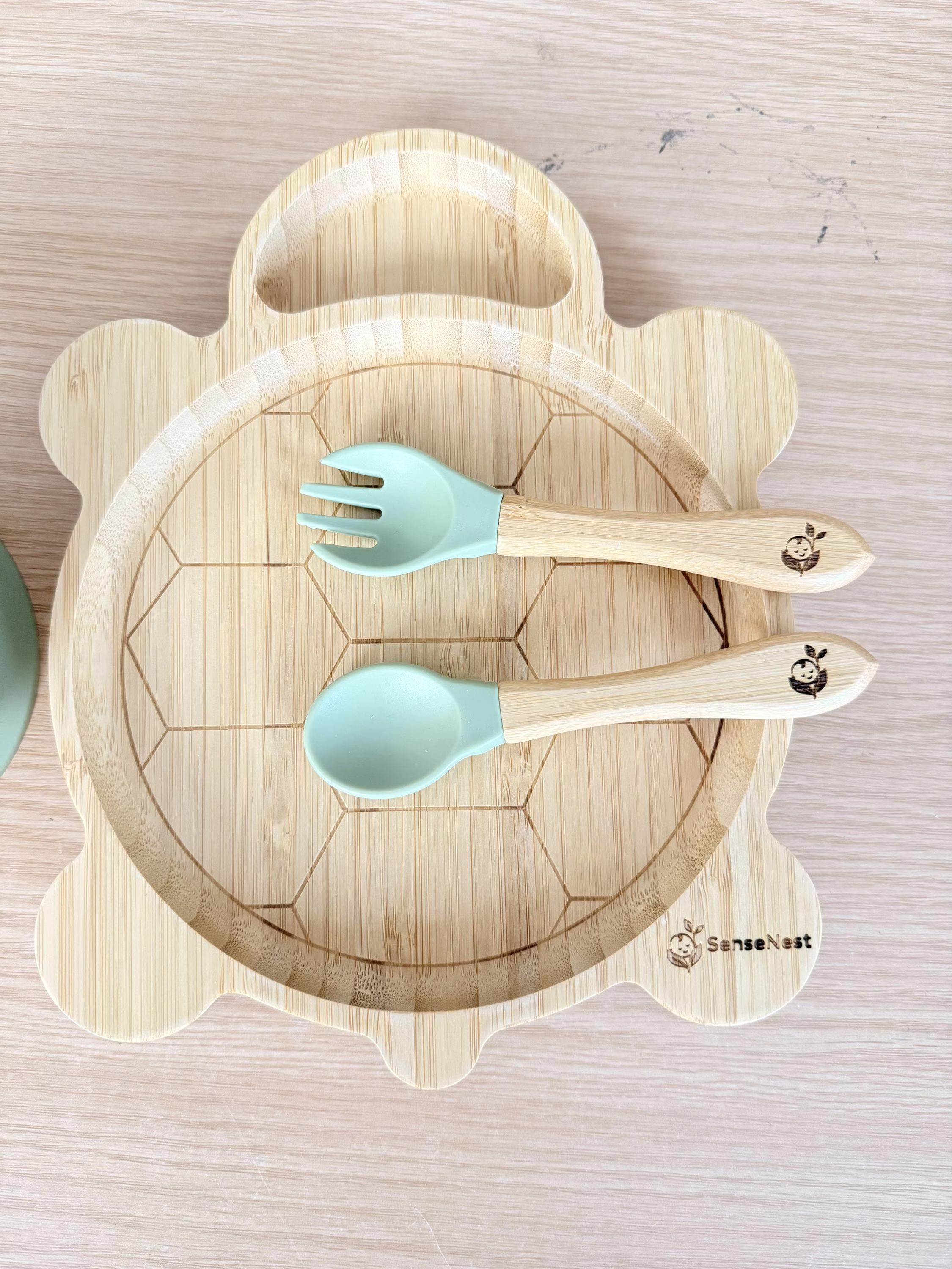 A bamboo feeding plate from sensenest