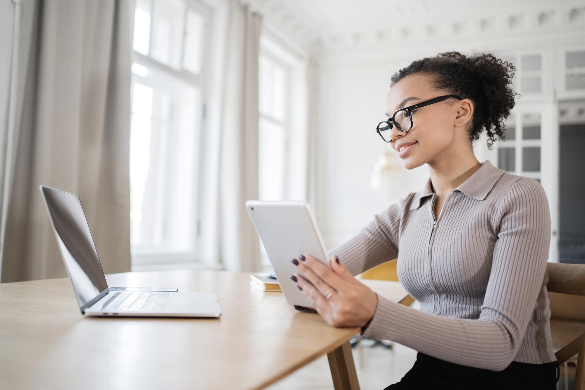 a female freelancer with glasses works in an offic 2274a55eb93feb361bc4
