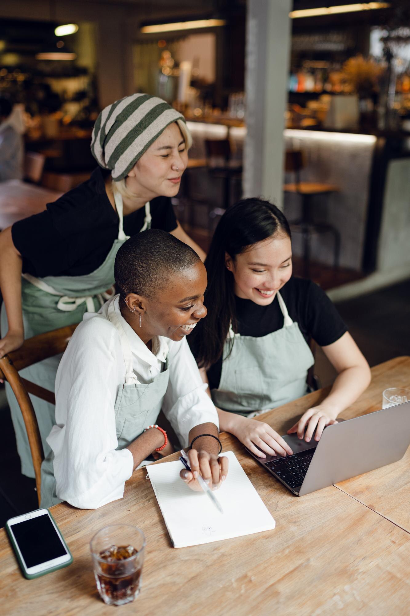 Gestión eficiente de propinas y cargas sociales en restaurantes: evita multas y mejora tu rentabilidad