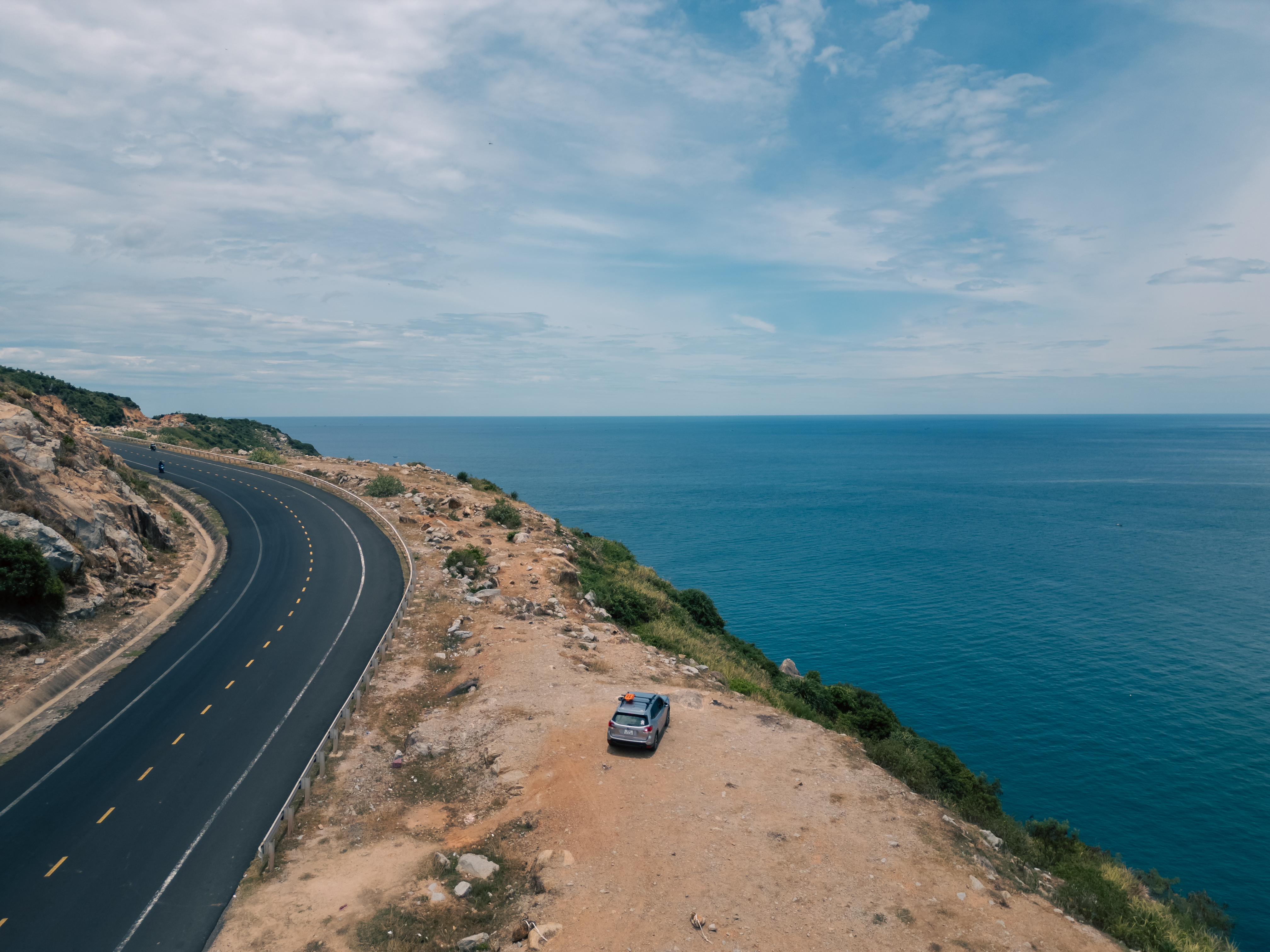 aerial view of suv car arriving on beach with beau 2267340664f3123def35 BTOURS