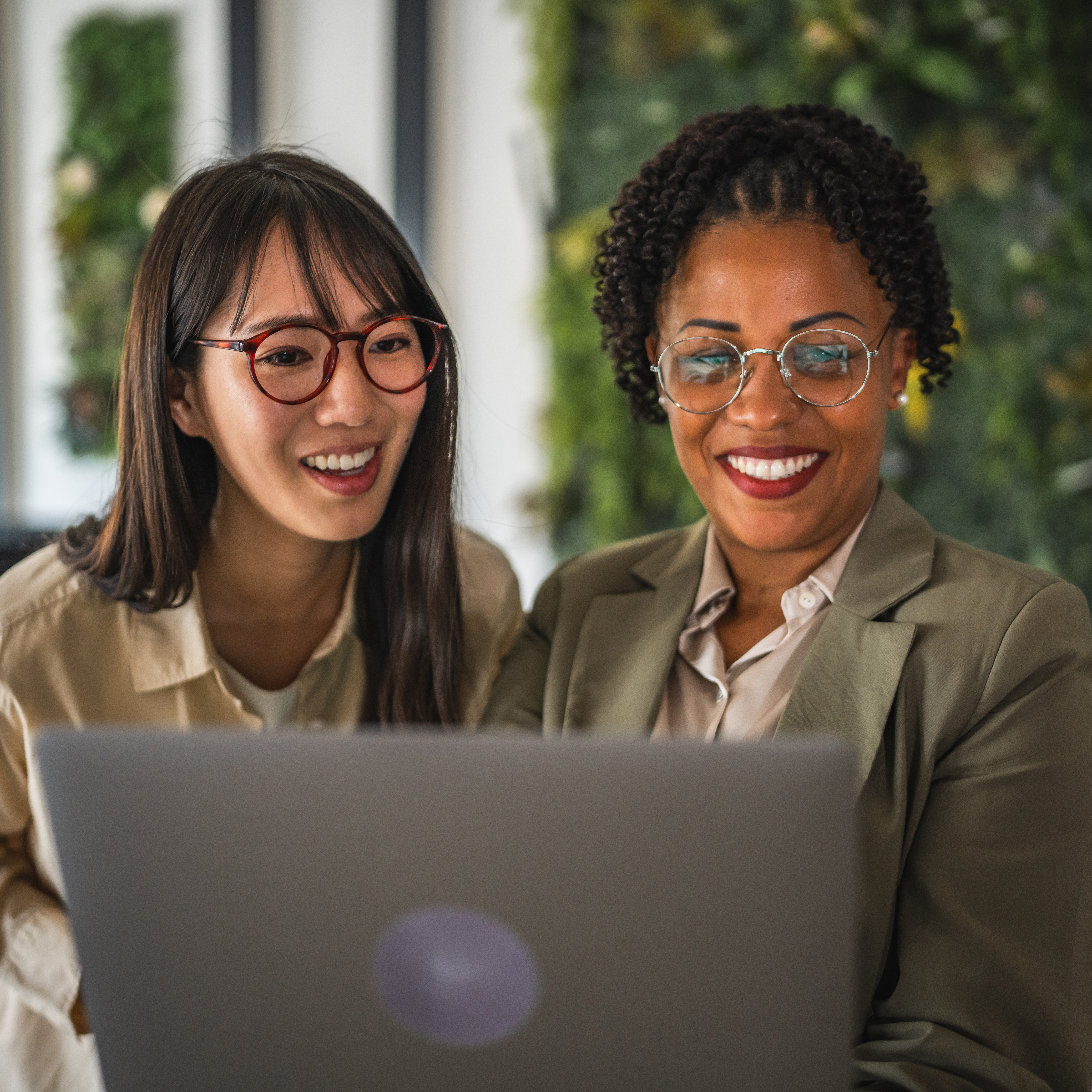 african american and japanese businesswoman use la a63bc2e692c7298f080e