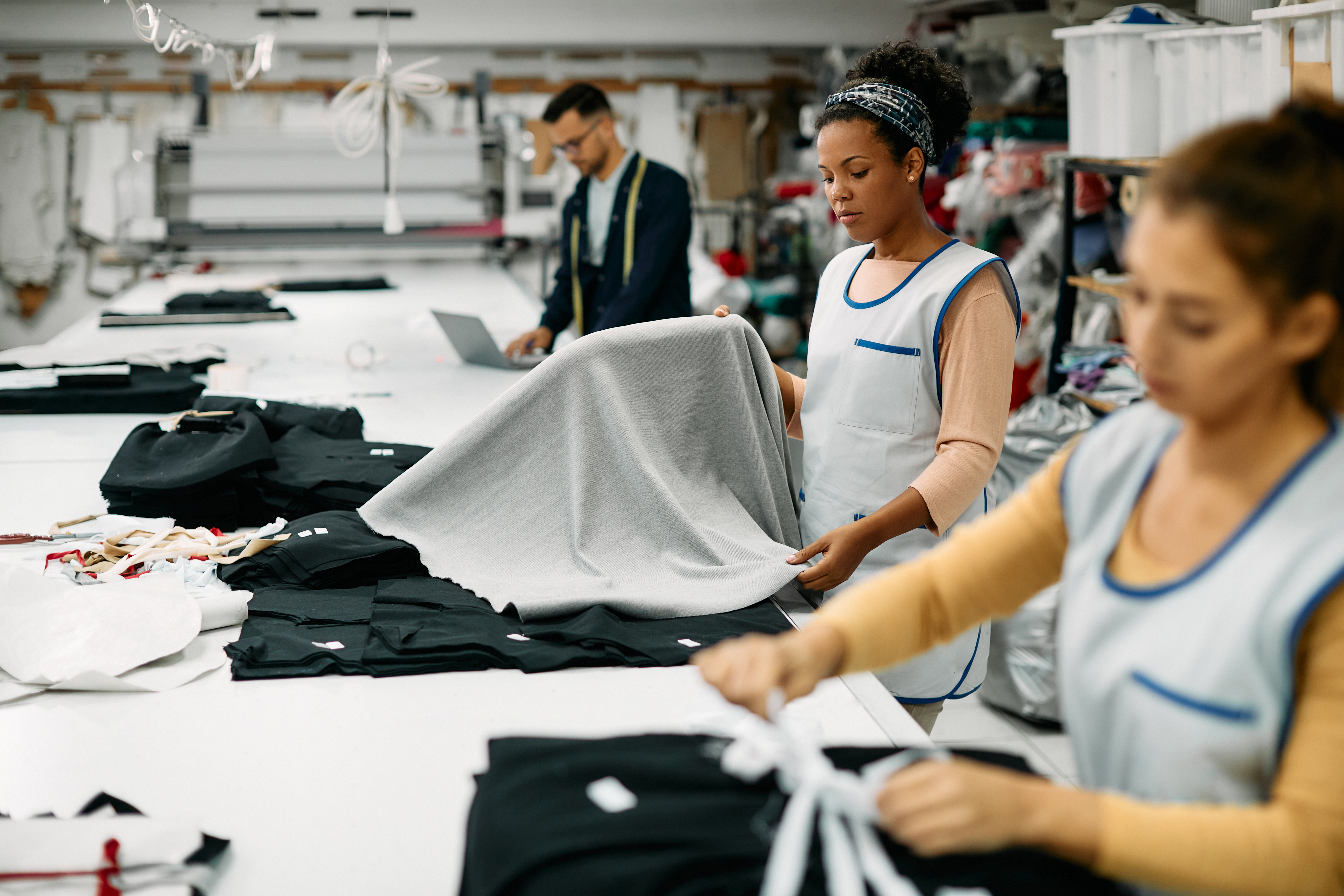 Szybka Realizacja Zamówień w Produkcji Odzieży Sportowej – Jak to Działa? 4 african american textile factory employee working e49bc0dec4bf5a330c53