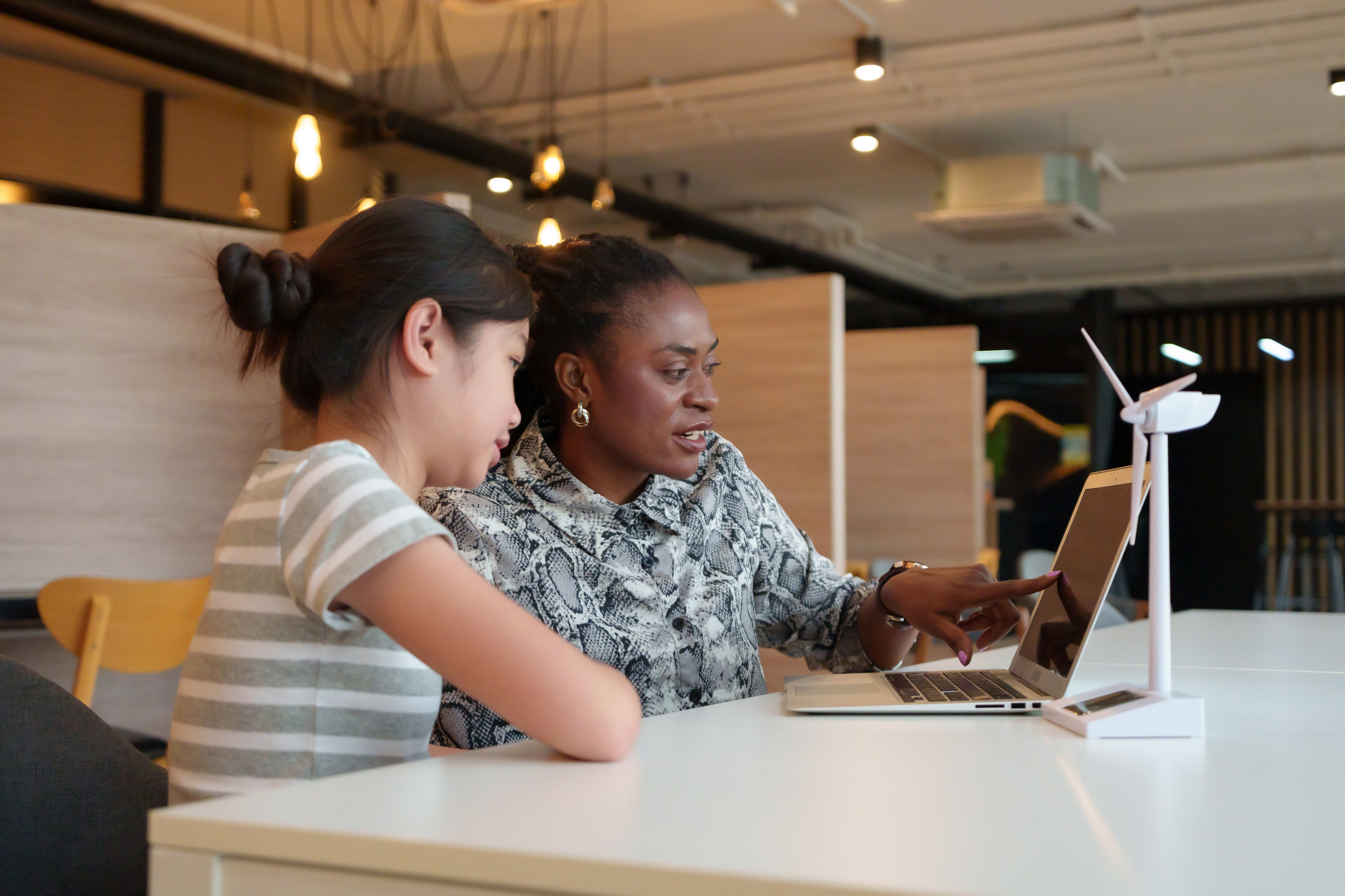 African Woman Teacher Helps Asian Girl Student Lea Dc56303c9e72fcb2d039