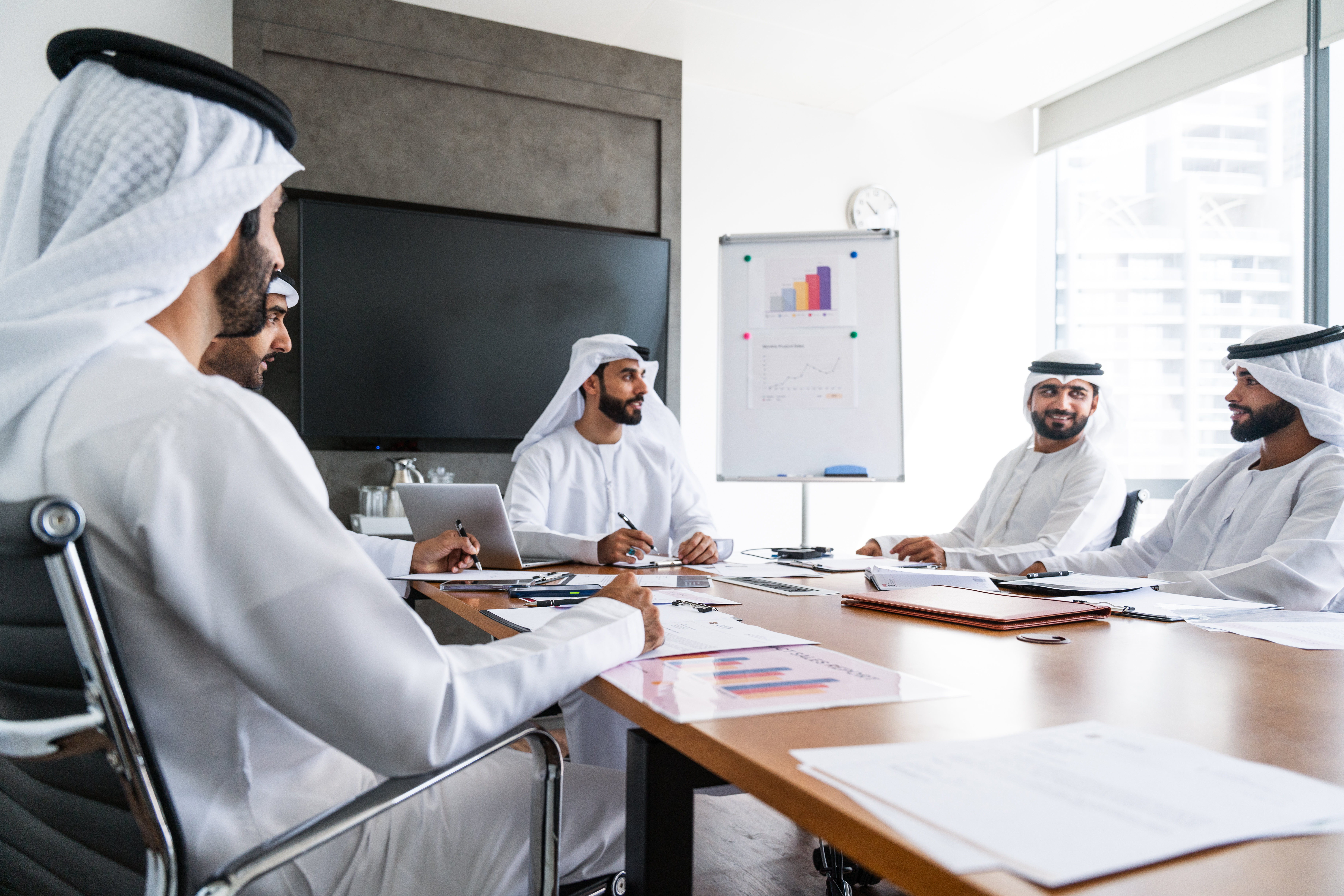arab businessmen wearing emirati kandura meeting i 641149f8b553f3fdadad
