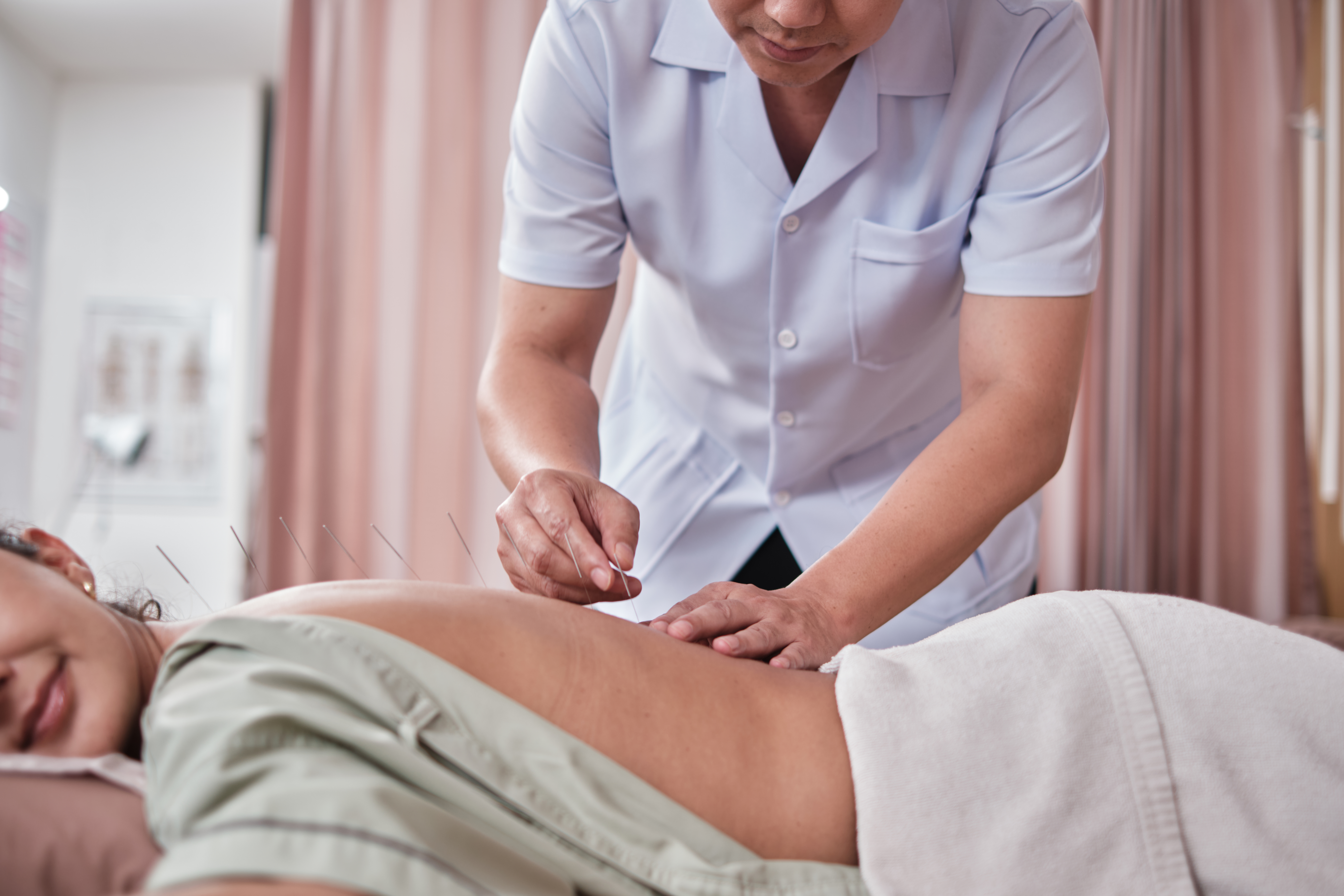 asian male physiotherapist heals a patient through 042f8906a4770c922214