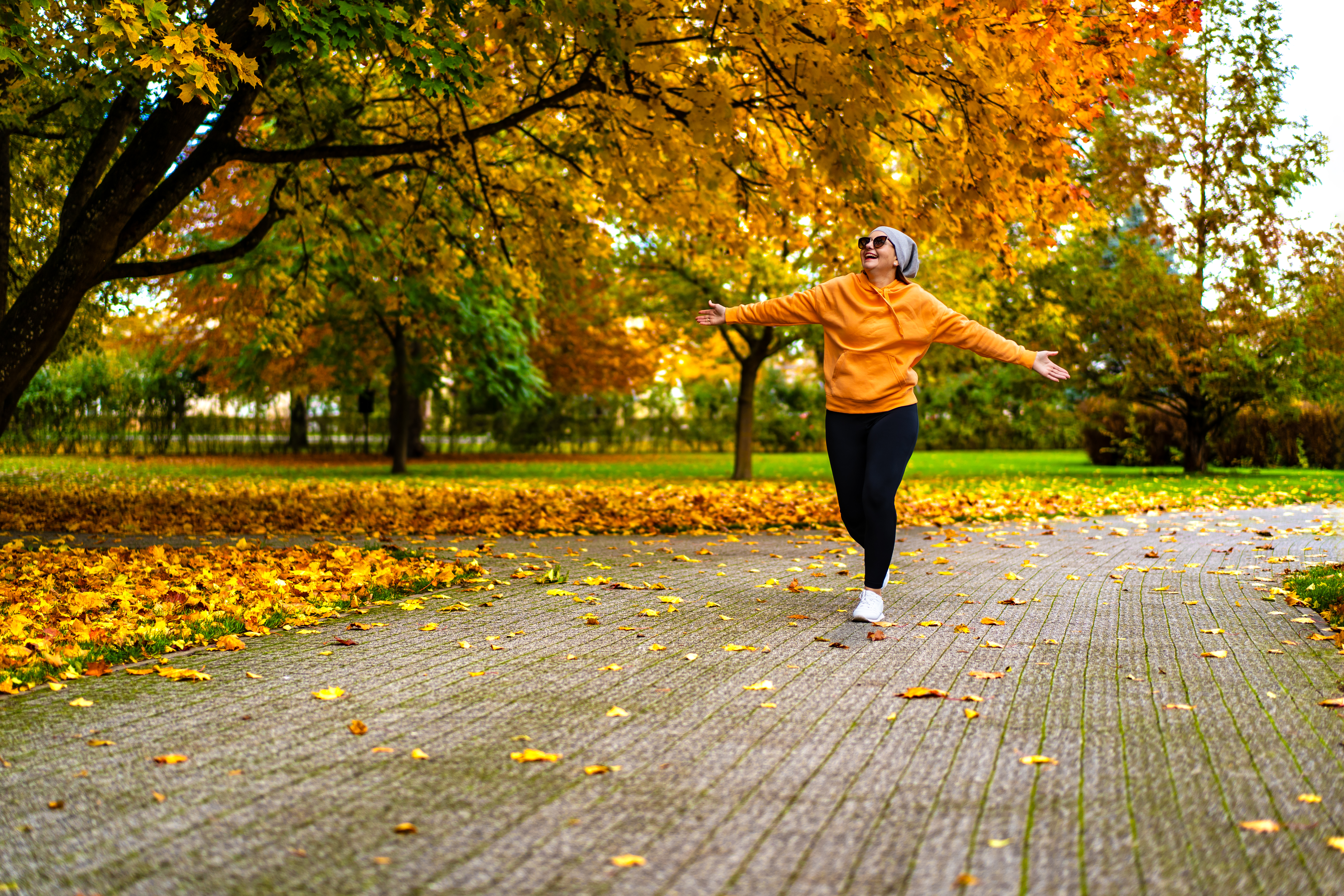 beautiful mid adult woman walking in city park b3ed85000668ff3068d7