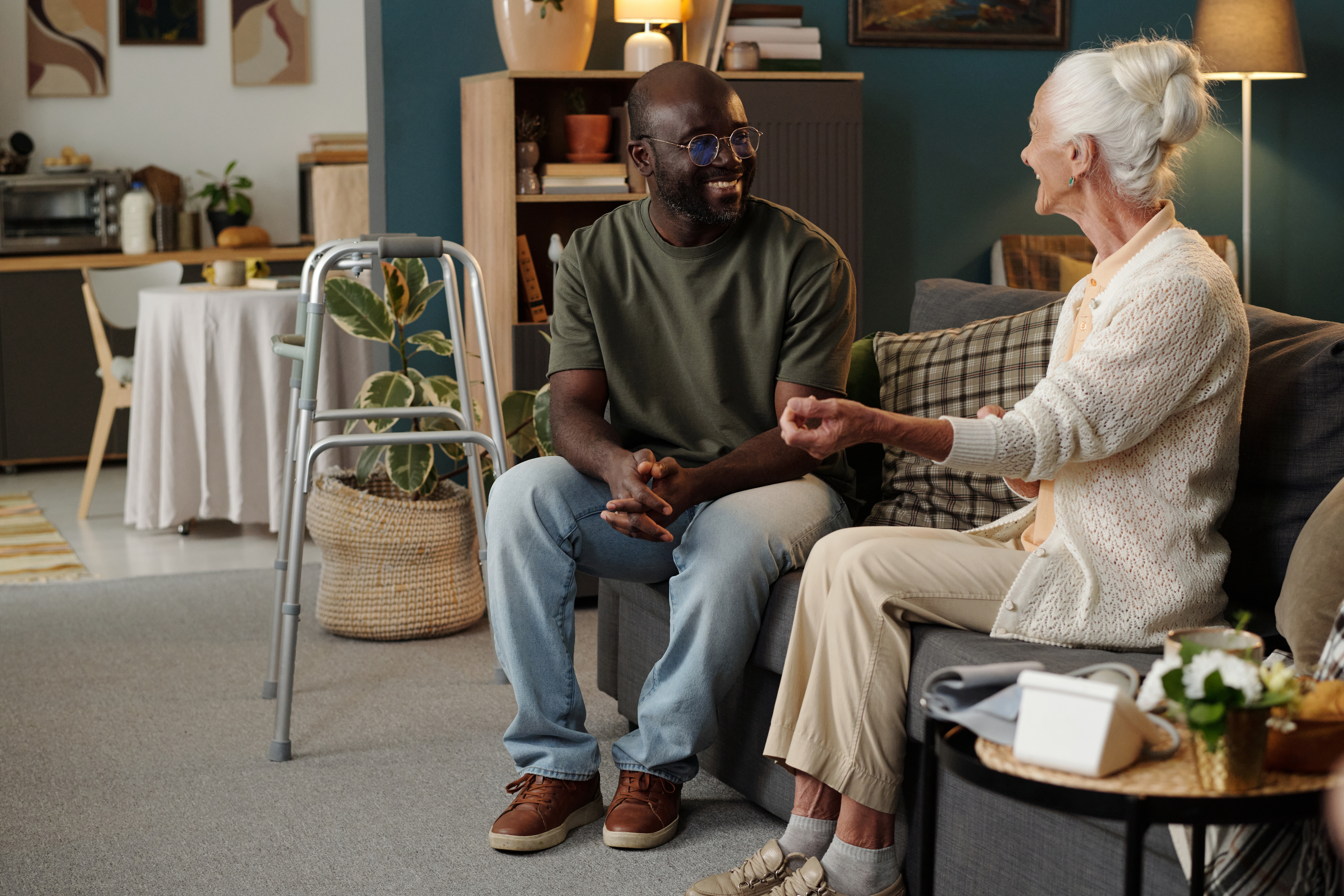black man talking with senior caucasian woman indo 8bf0133bb3d847044577
