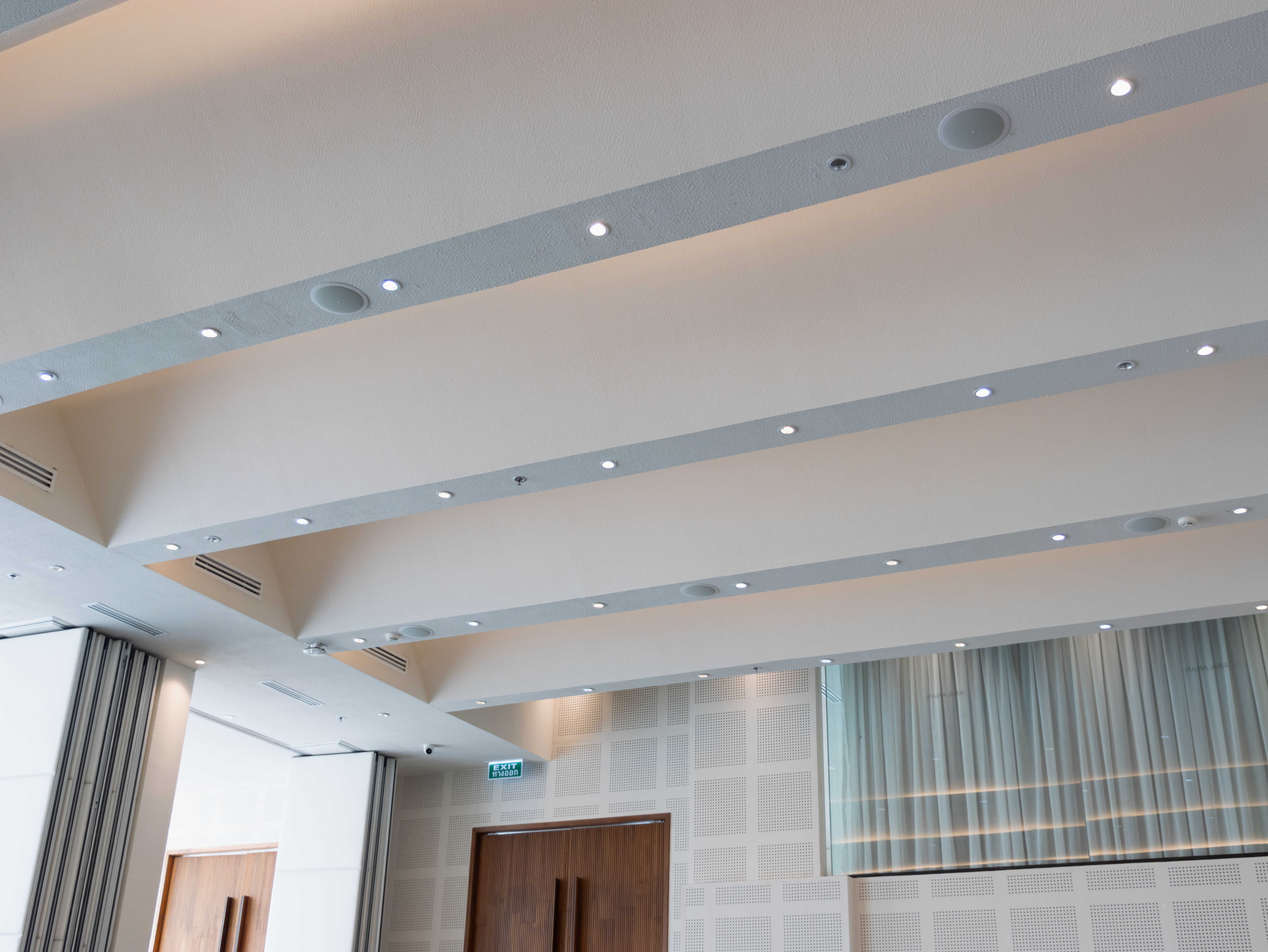 bright modern ceiling design for corporate office f5dff10fbe4879cca64c