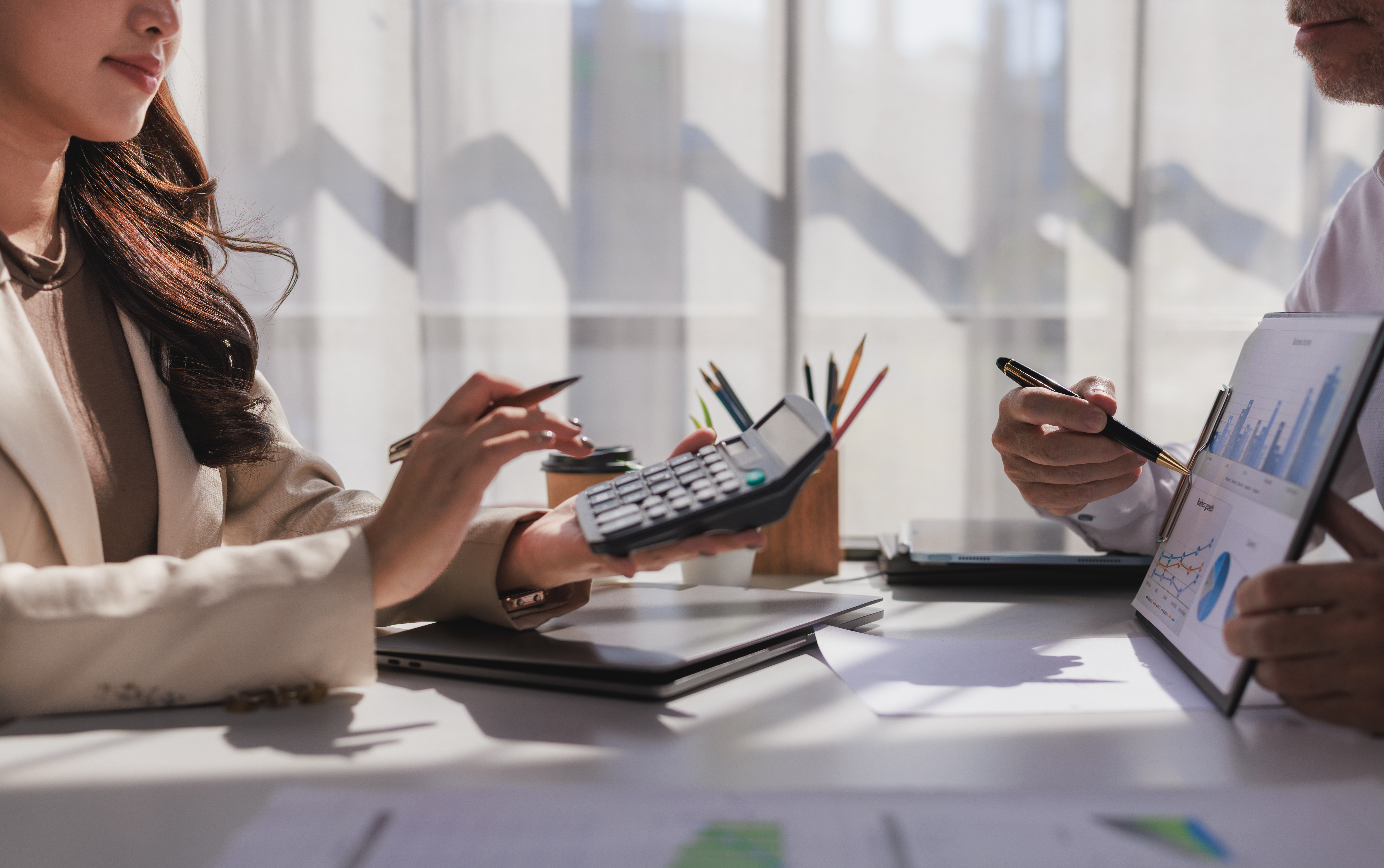 ¿Estás pagando de más? Cómo detectar una mala clasificación de gastos en tu Airbnb o restaurante