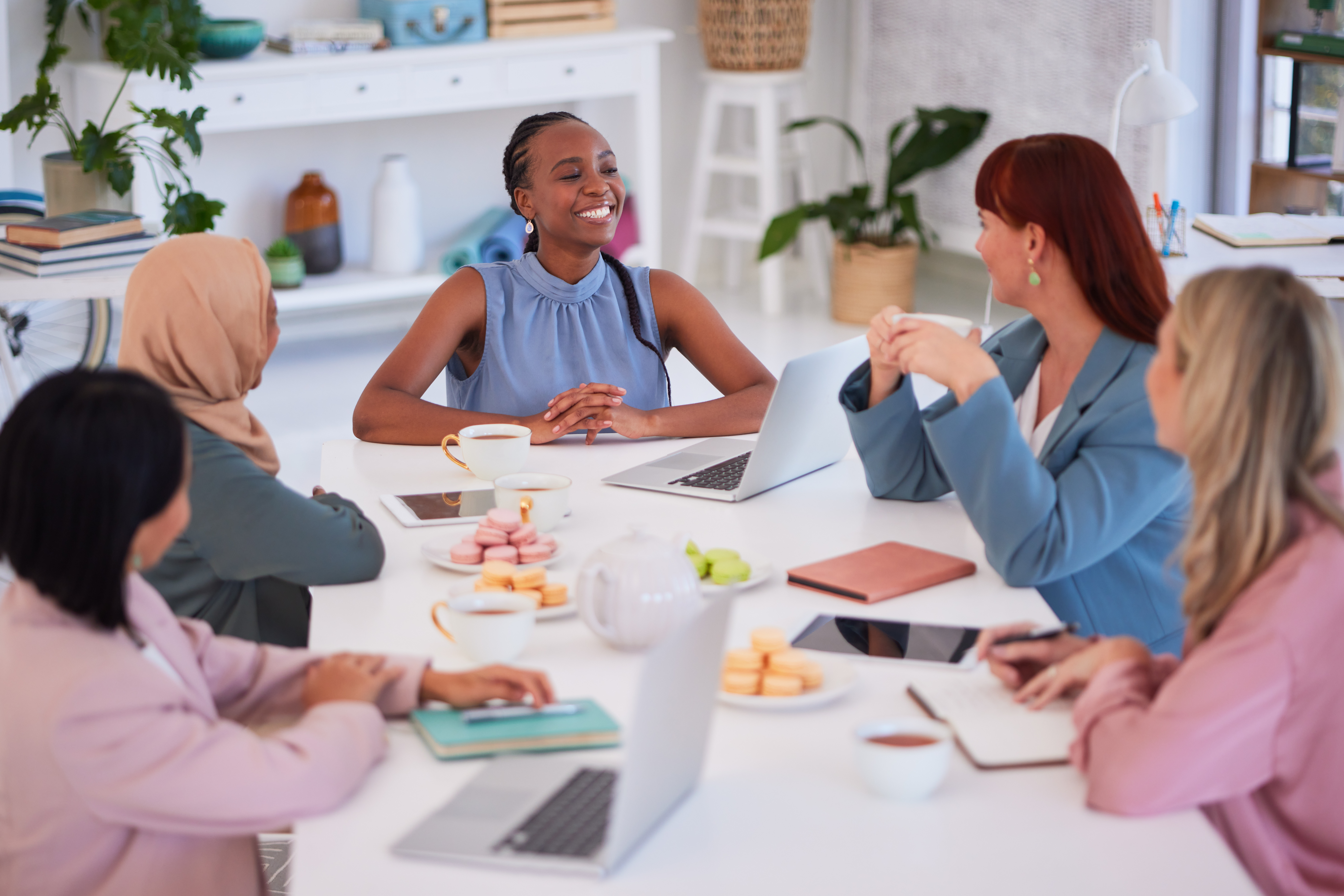 The Secret Sauce to Travel Business Success: Mentorship! 3 business people meeting and collaboration in soci 1ad80525ace8eac79059