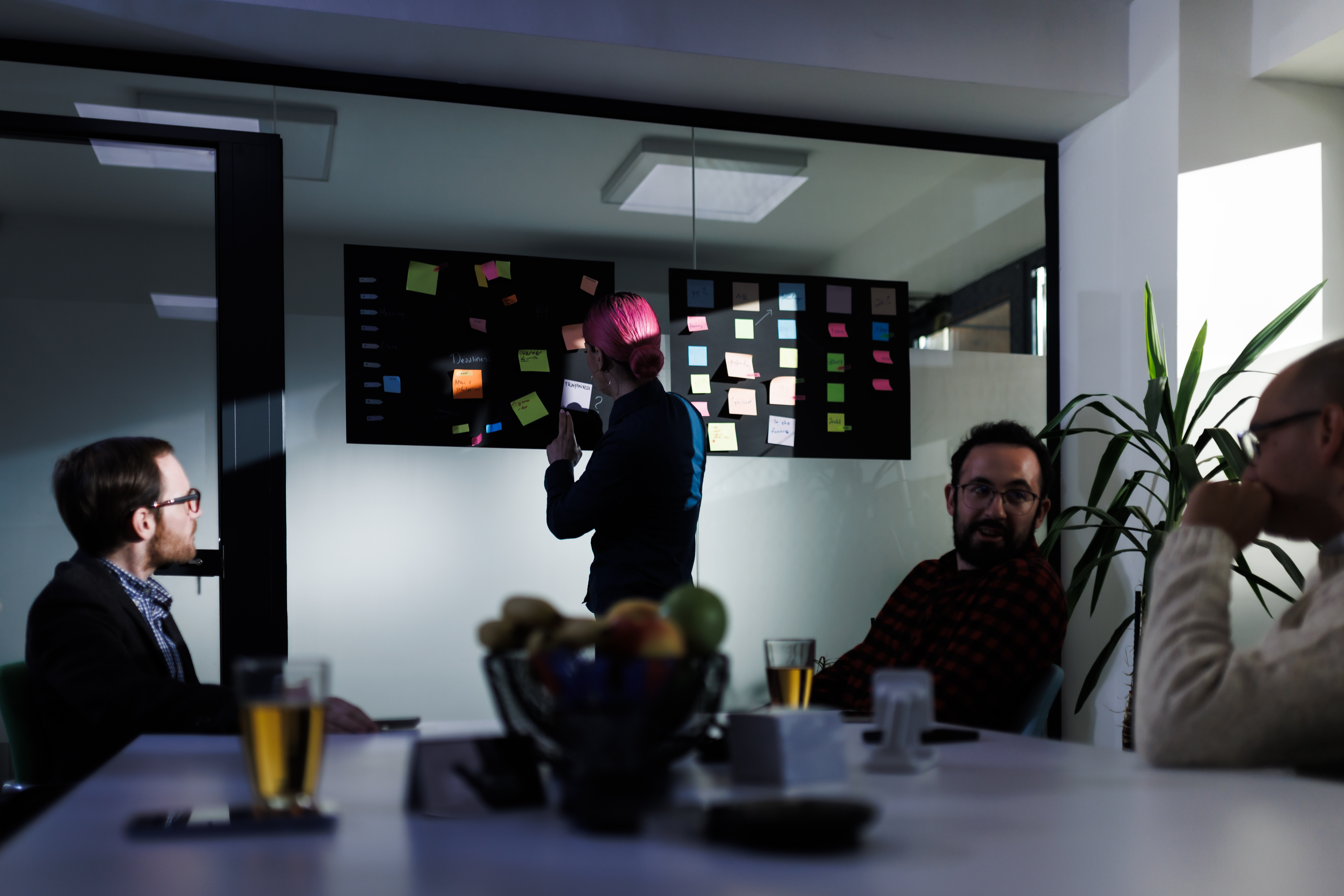 business team collaborates on project ideas during 55b464109e5ec7bca7c0