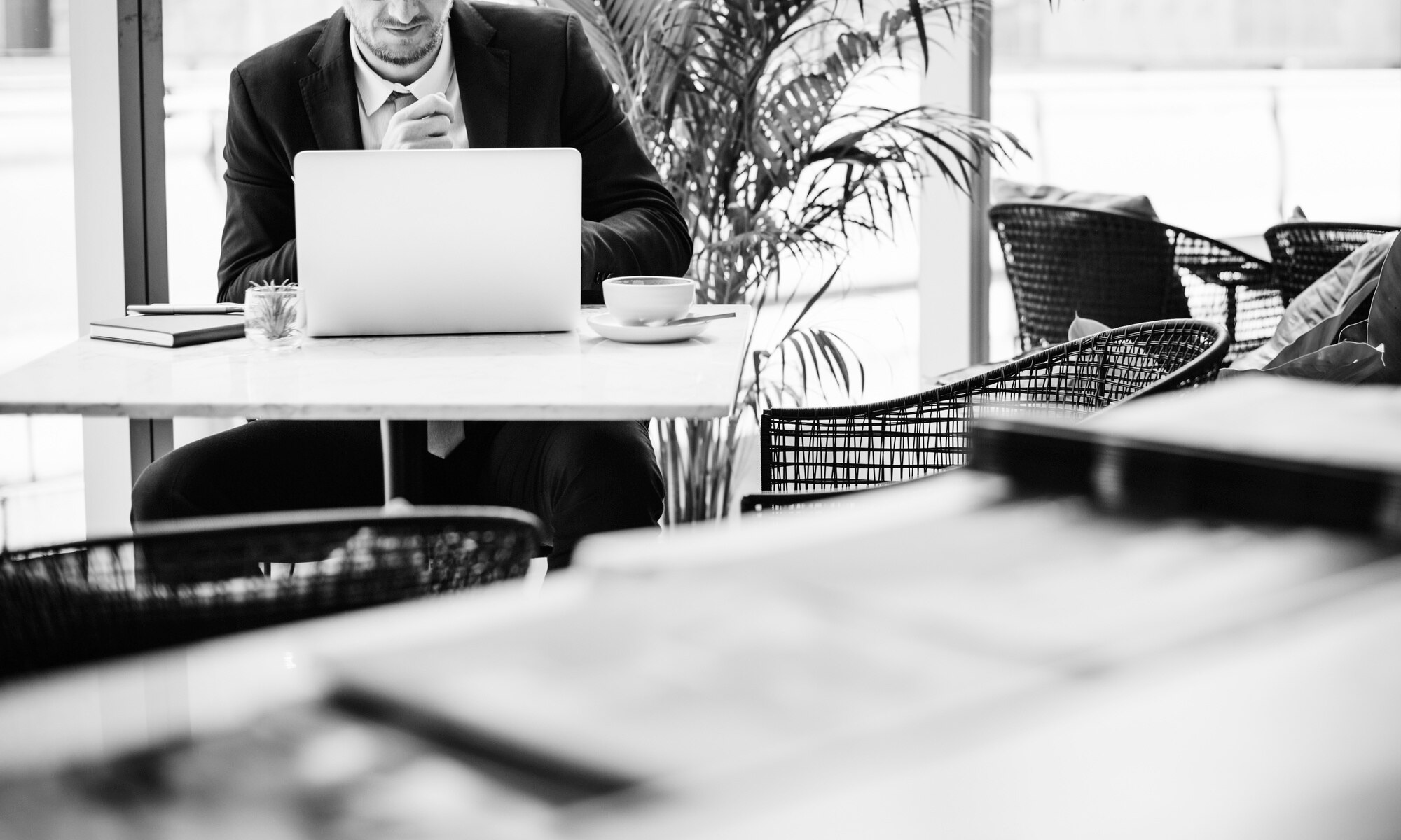 Businessman Working In A Cafe 180B829F52895376Ad5D