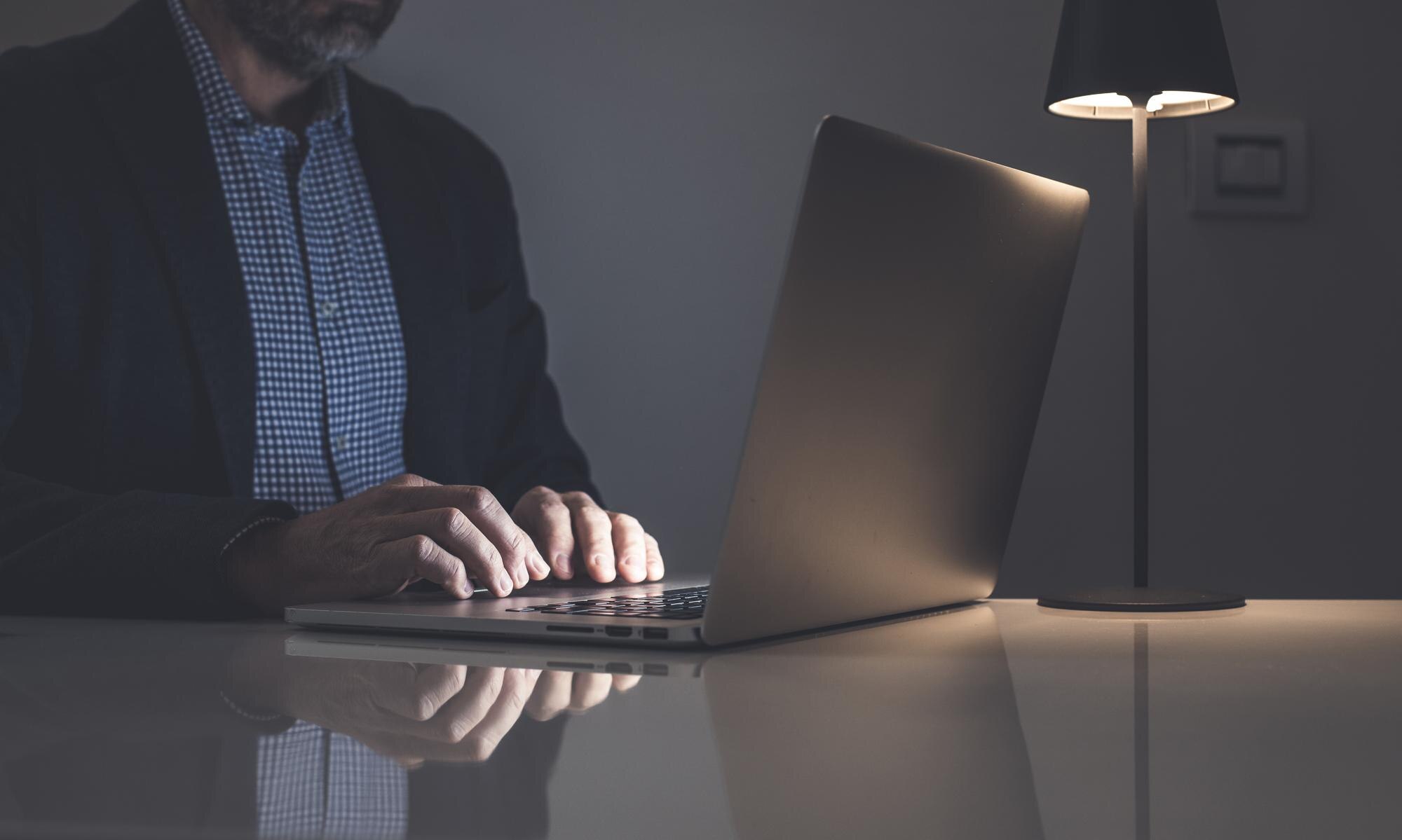 businessman working with laptop sitting at the des e20880202b32f238dbbb