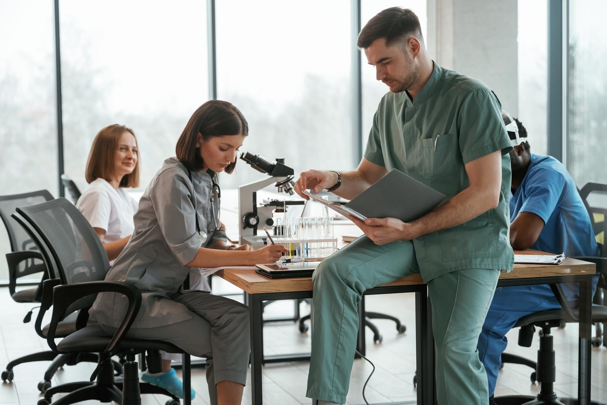 busy by working by table group of doctors are toge 183f1e555e876a3c436d