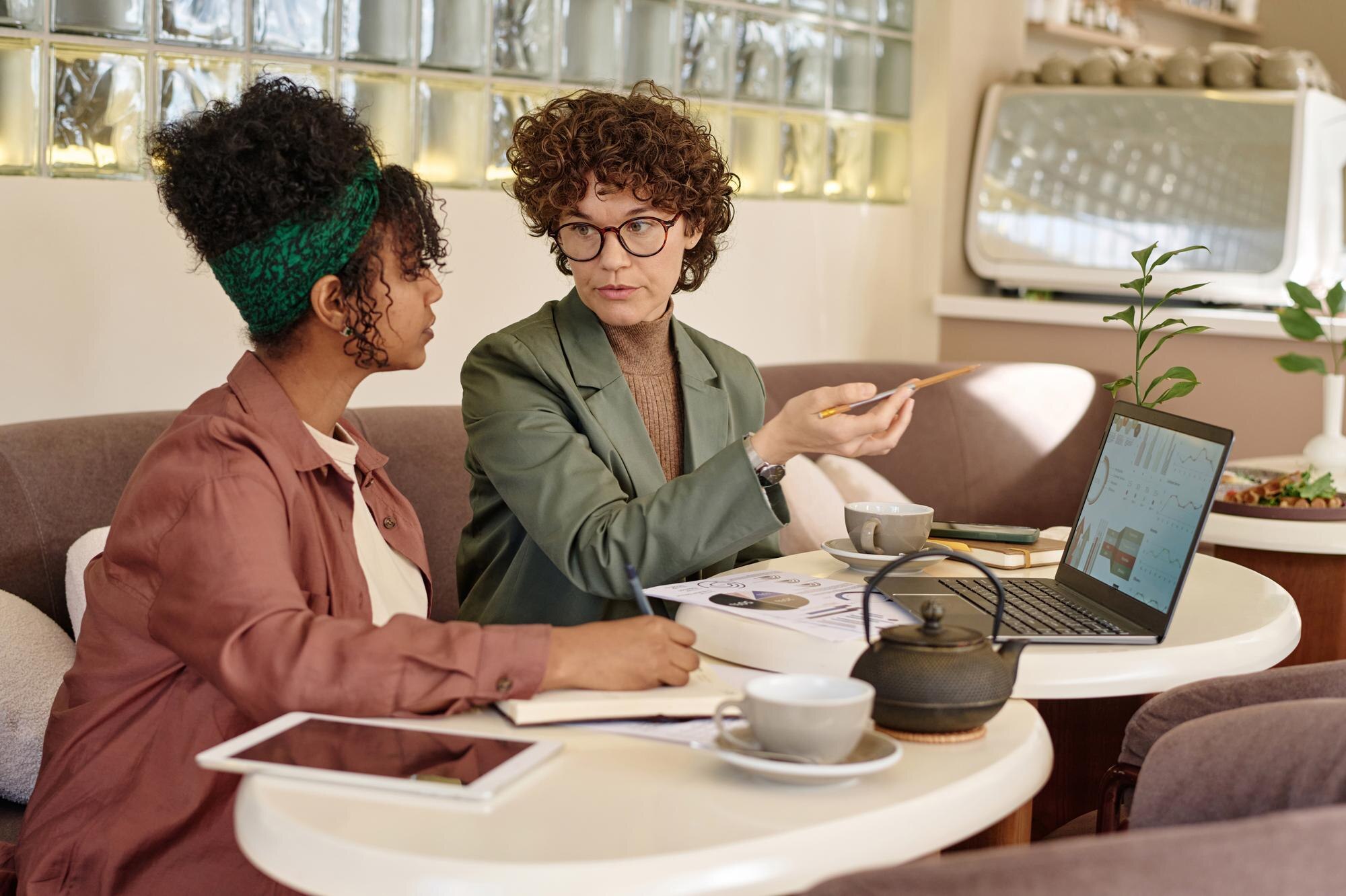 caucasian business lady explaining graphs on lapto b4d52582a3b83ce6e2e4