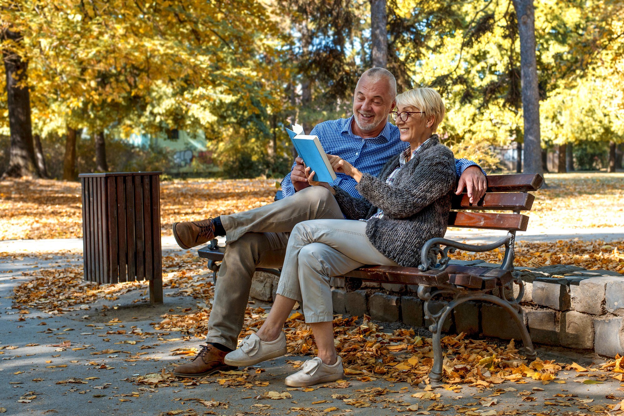 caucasian elderly couple sitting on a bench and re 5485975903af28b7e370