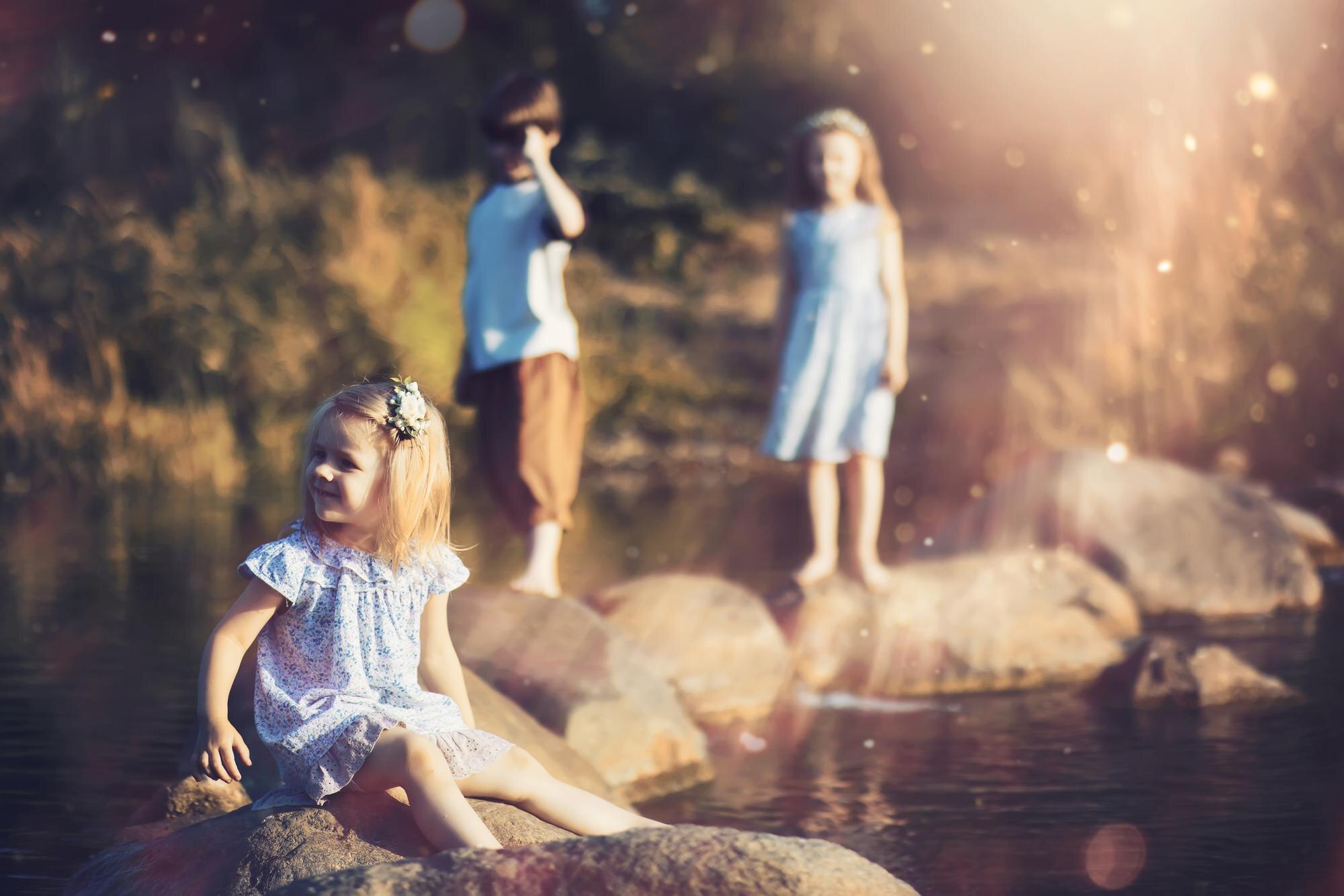 Featured image: Children walk in the park in autumn child outdoors-2fff94b14ef03461f4b0