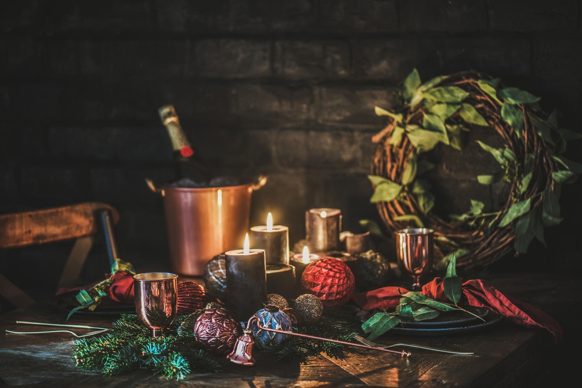 christmas eve holiday festive table setting with c f668b207f50322886dff