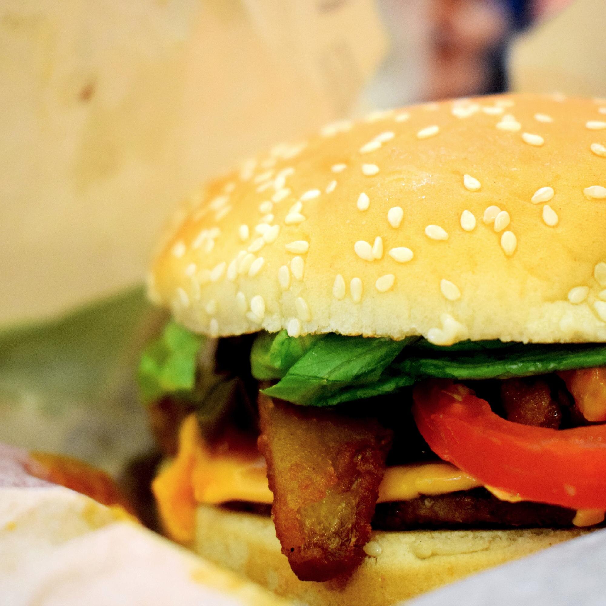 close up of burger 2fc30cc5e5a931179e59