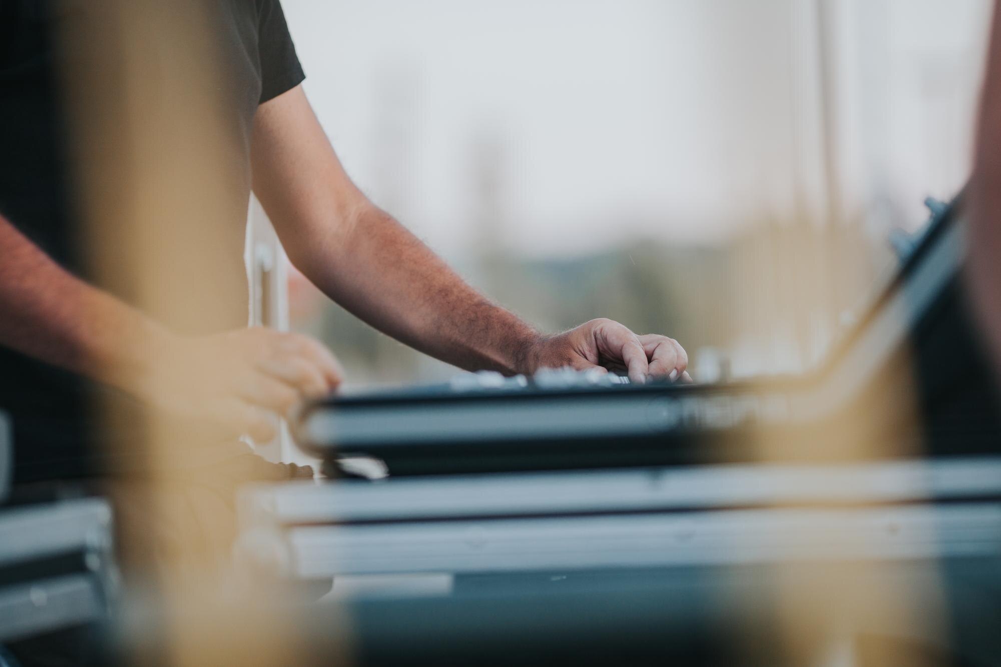 The hidden risks of imprecise plastic cuts in construction and manufacturing 1 close up of man hand 0530182af05b364ec079