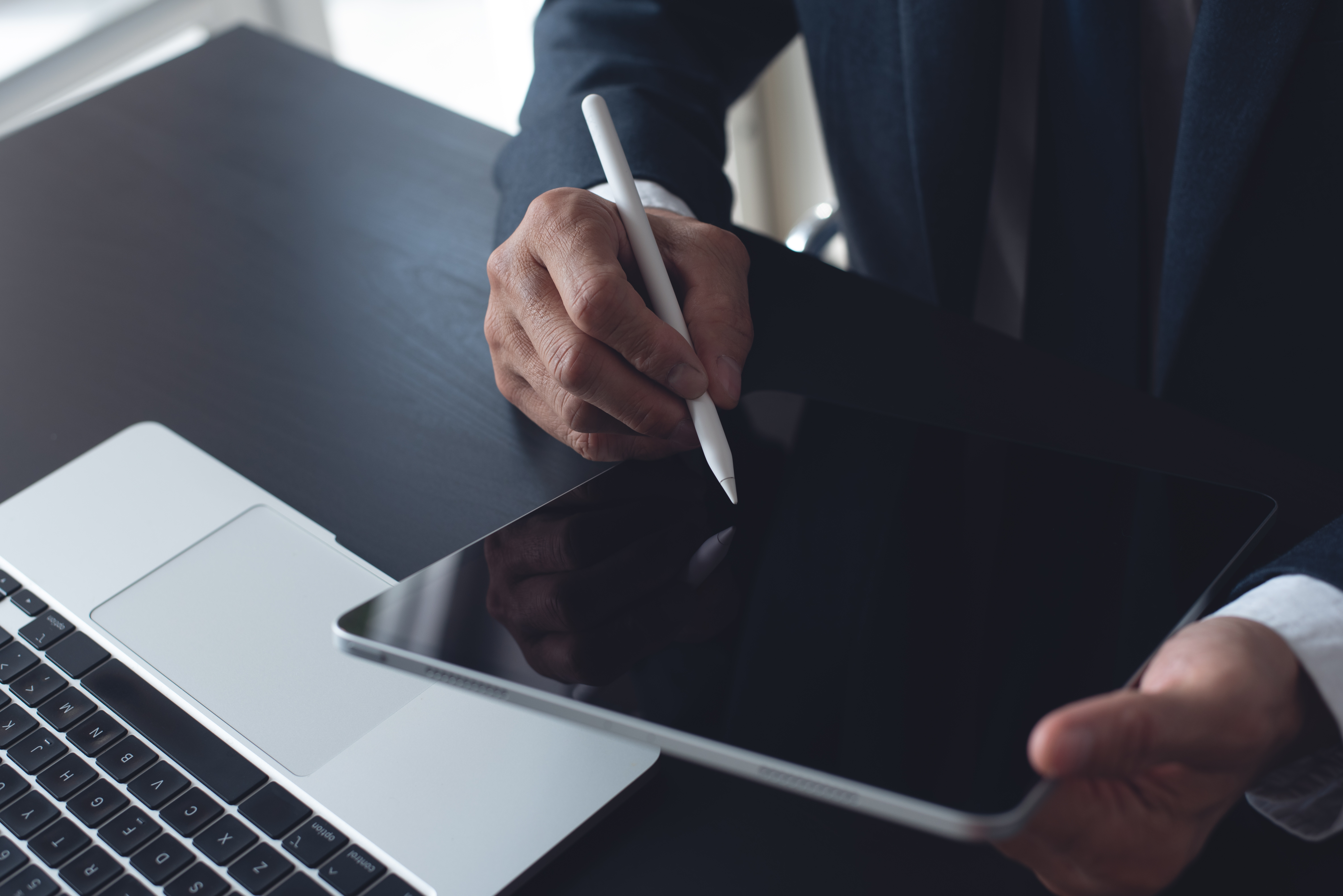 close up businessman using stylus pen signing e d 65000642a04a5dce7131