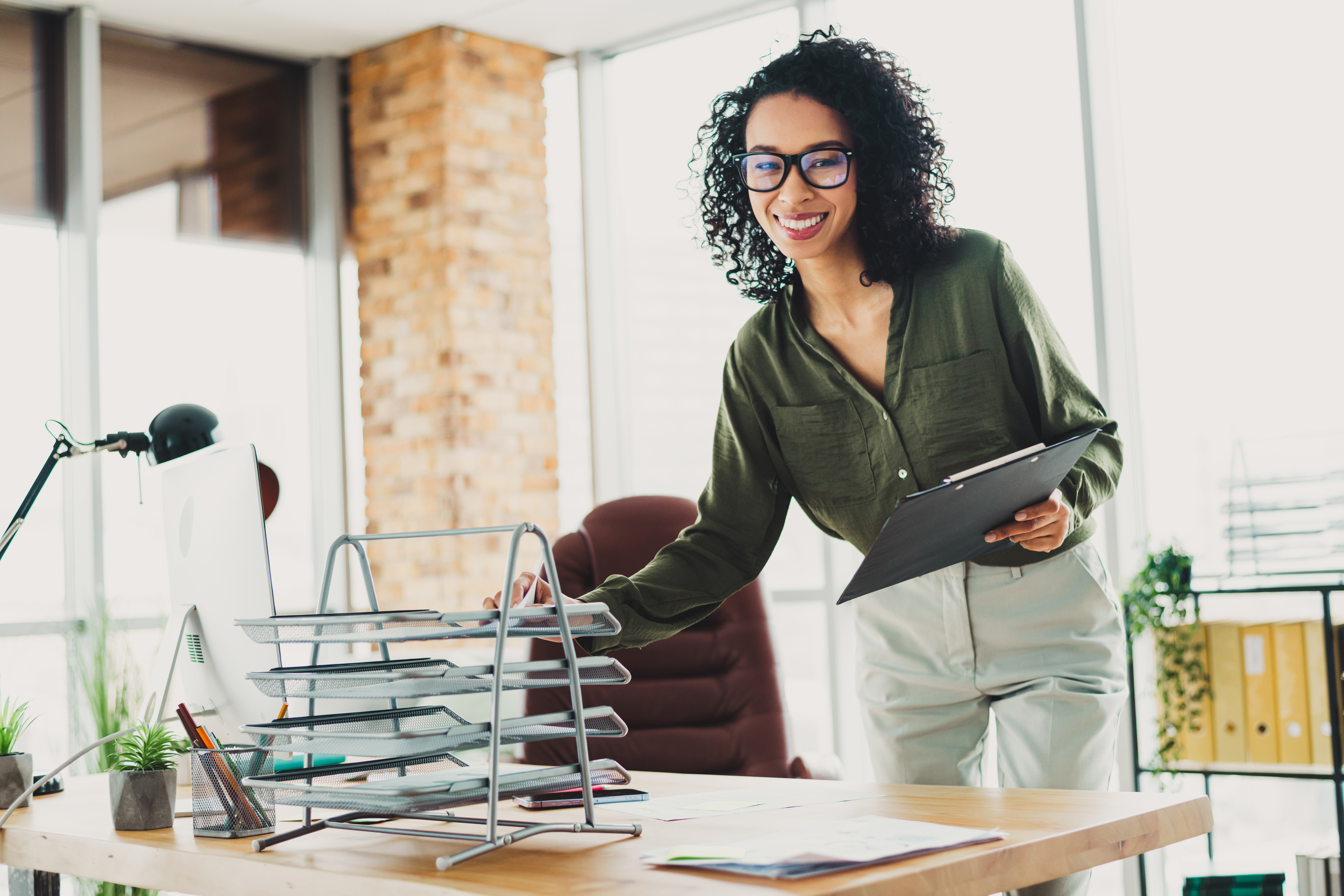 Featured image: Confident businesswoman organizing a modern office-825ba77e6693120e4838