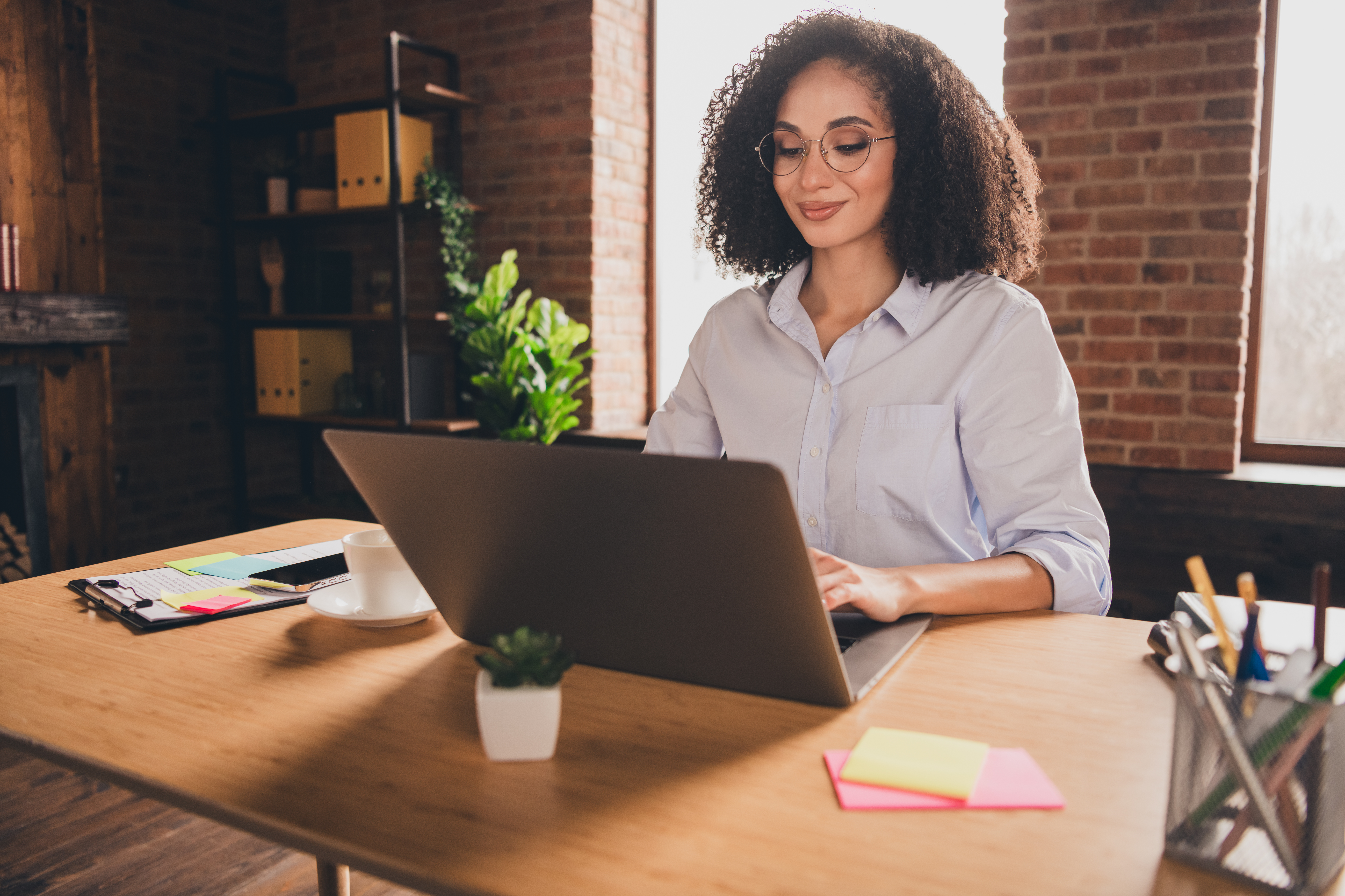confident businesswoman working on laptop in moder 038e3f5410fc8d16be7f