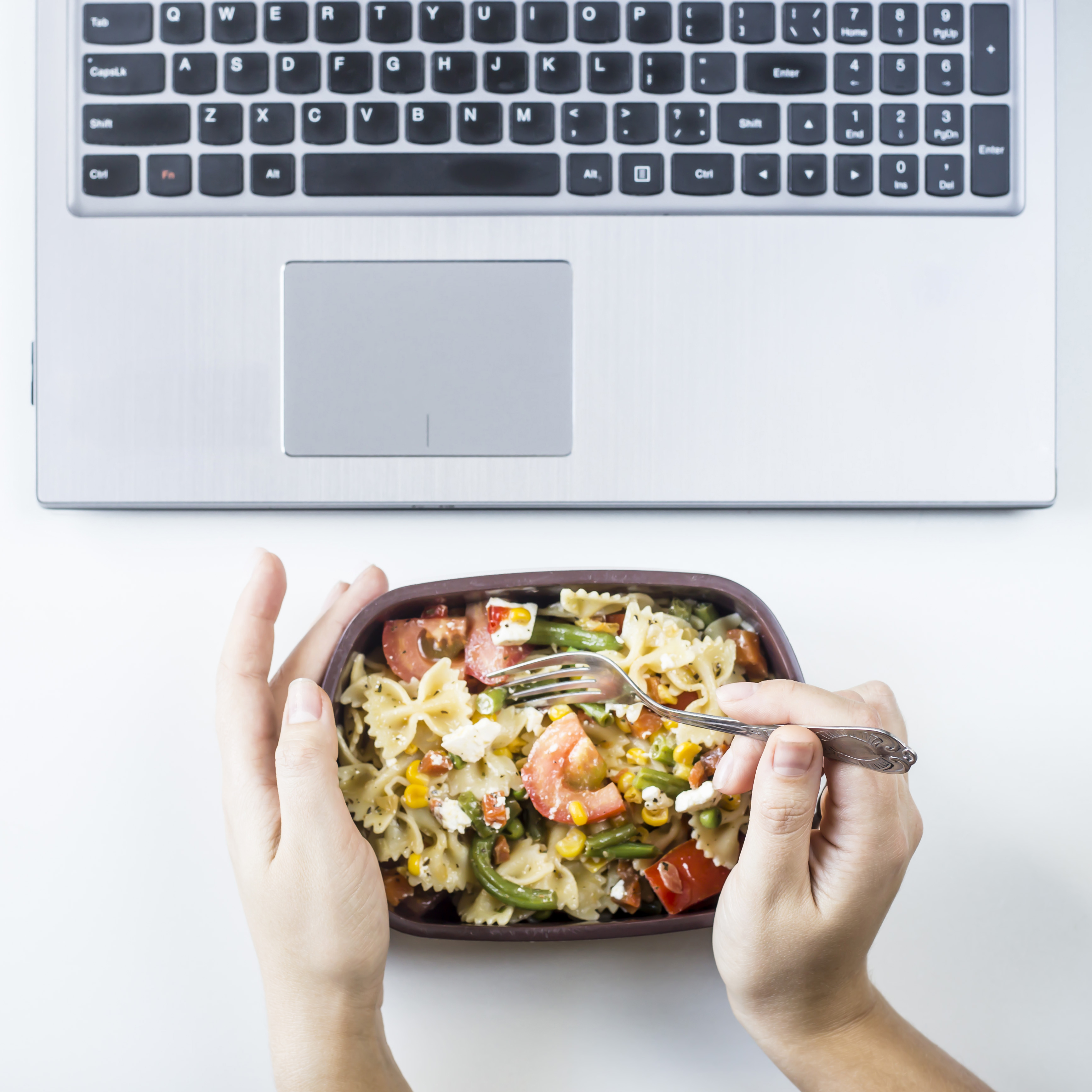 container with salad with pasta in the workplace n e414ae4e18aea25134fe