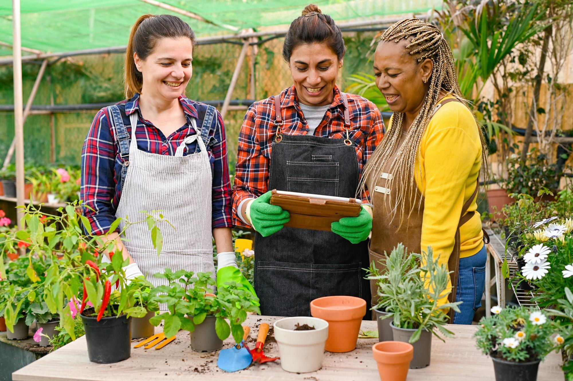 Content Multiracial Female Farmers Using Tablet Du 113747424b8f63ff33f6