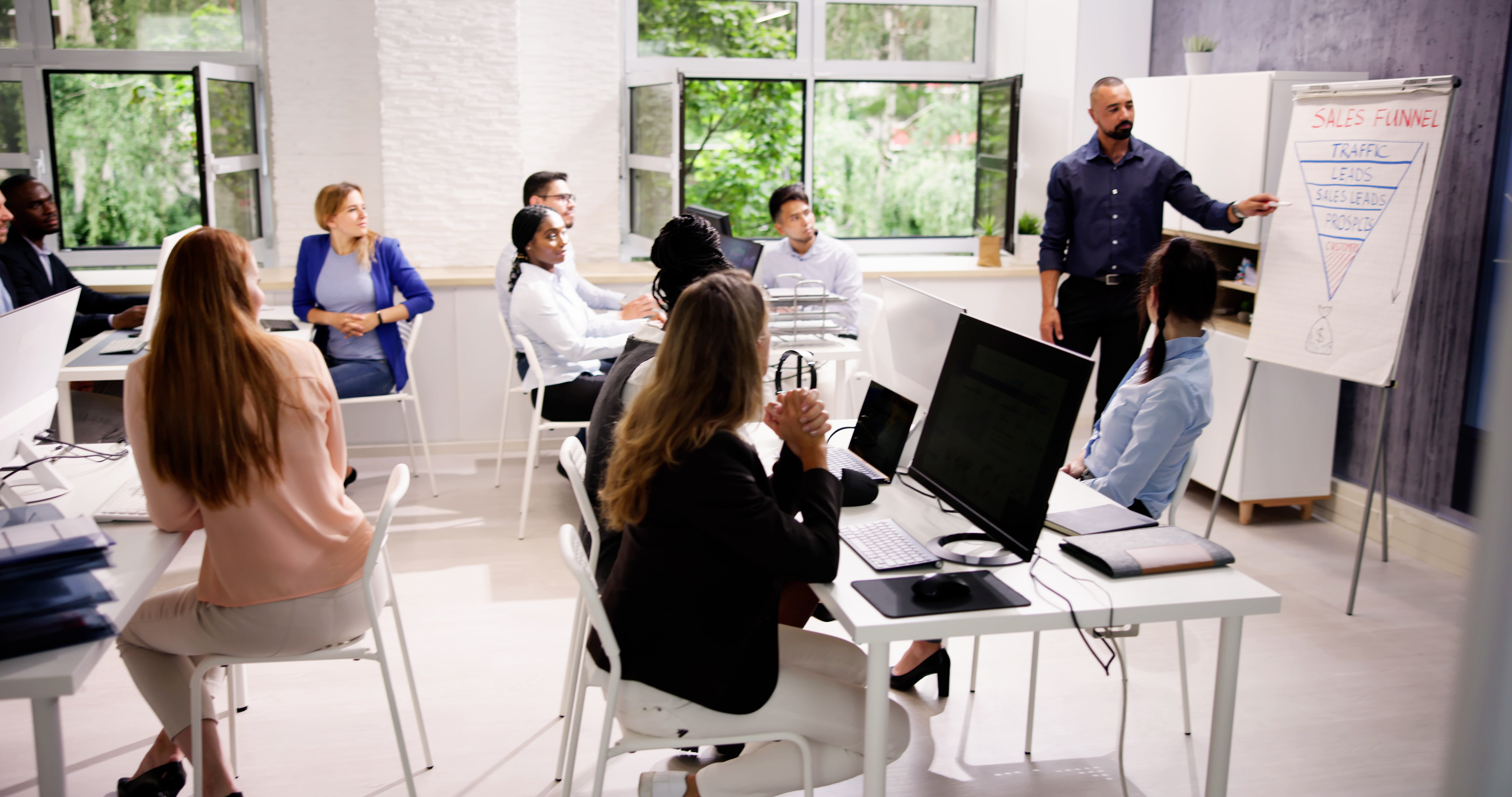 corporate training presentation in classroom 40861ca4de5e85ebc553