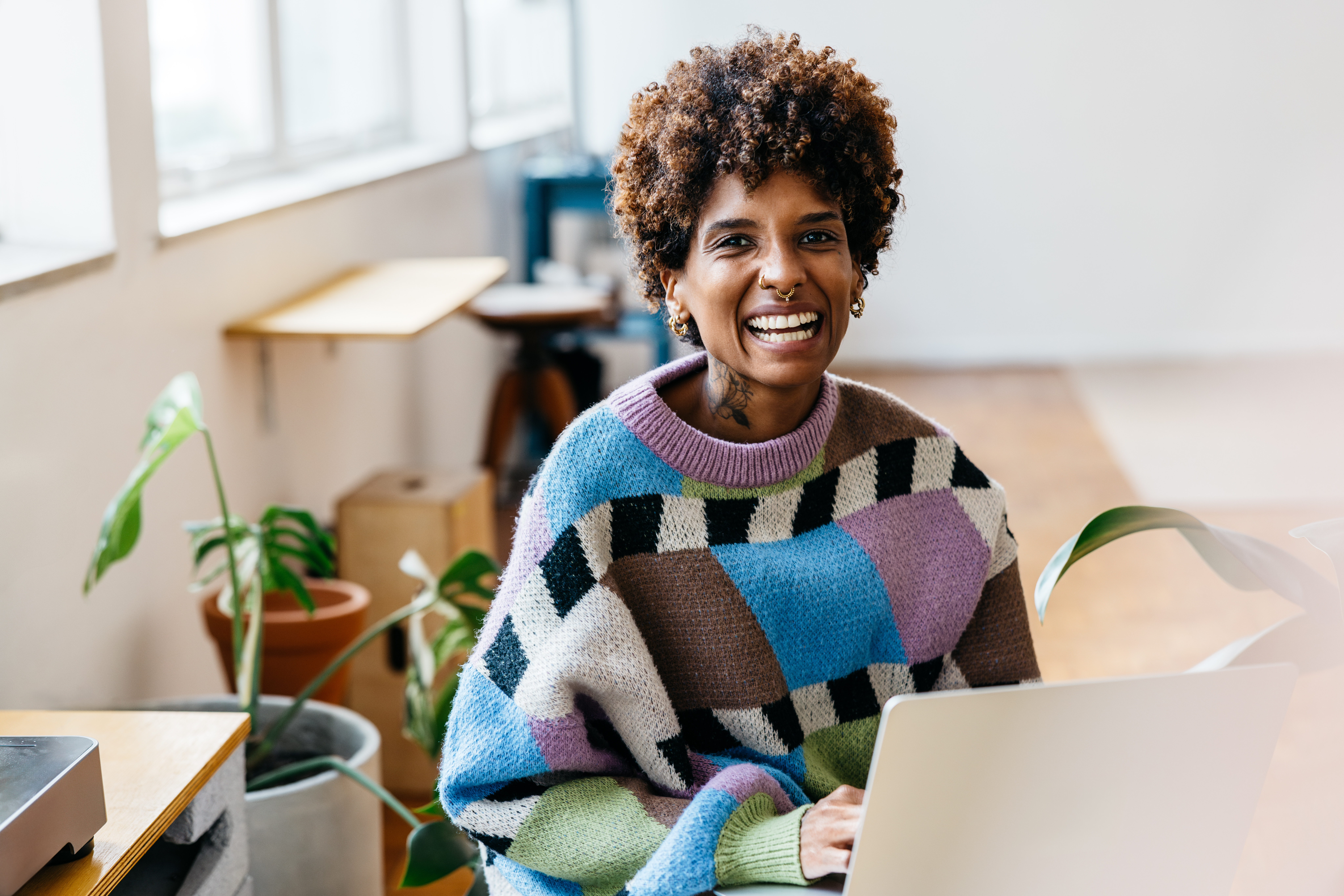 creative professional working at a cozy co working ca998cfa8a3ef49f58ad