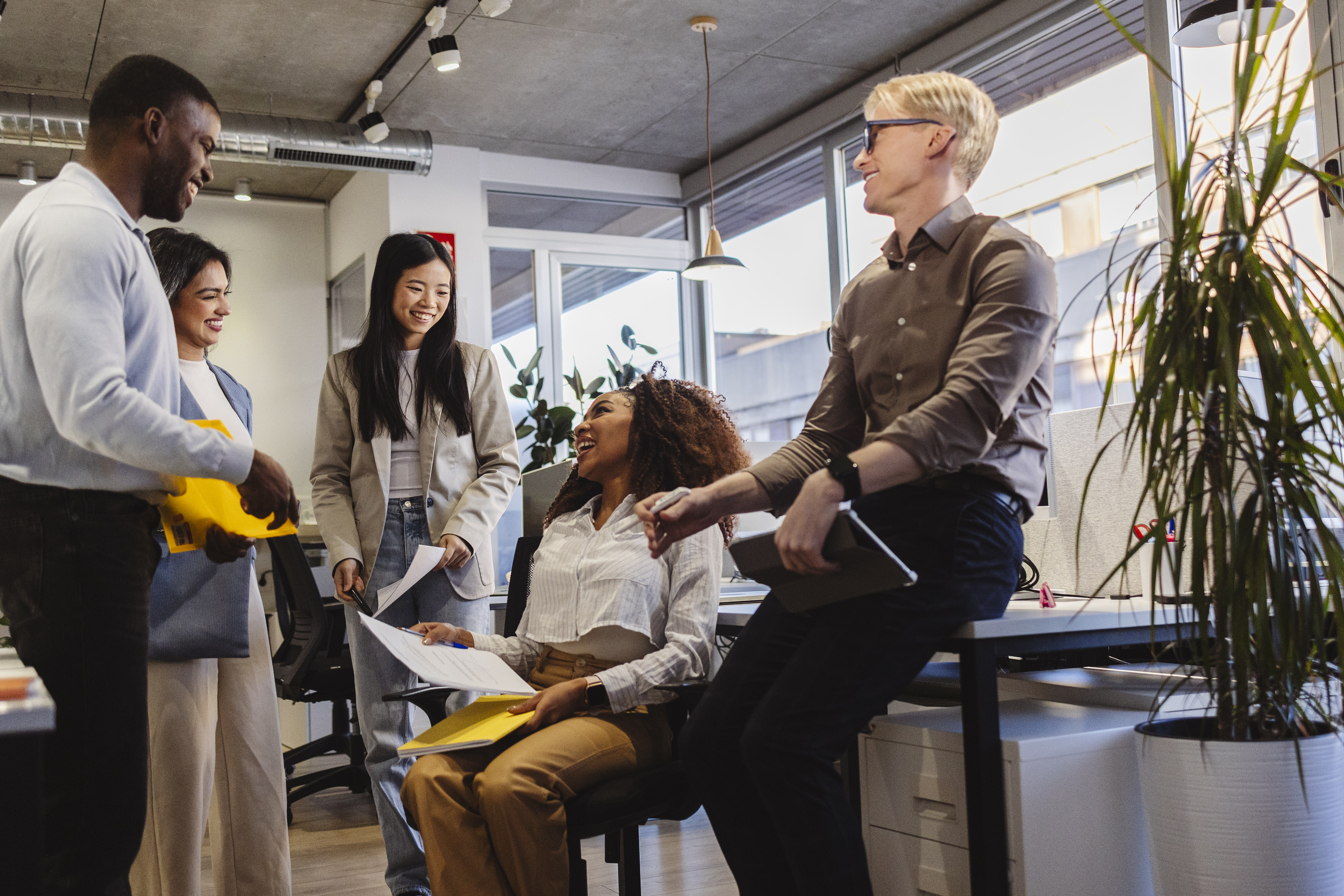 diverse business team collaborating and sharing id 0aa58177e5388590b8f7