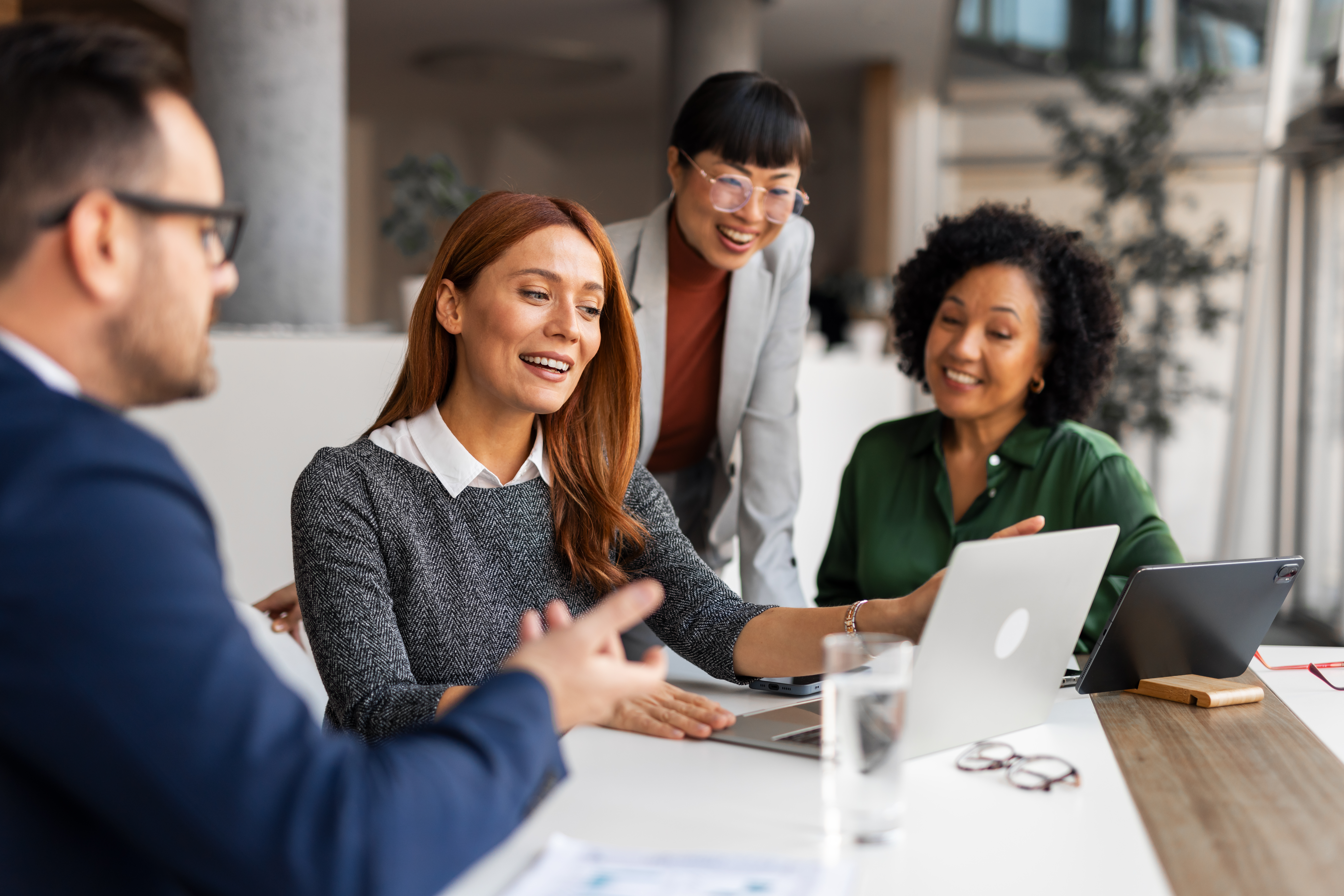 diverse business team collaborating during an offi f2aecb3dd03e567d4251