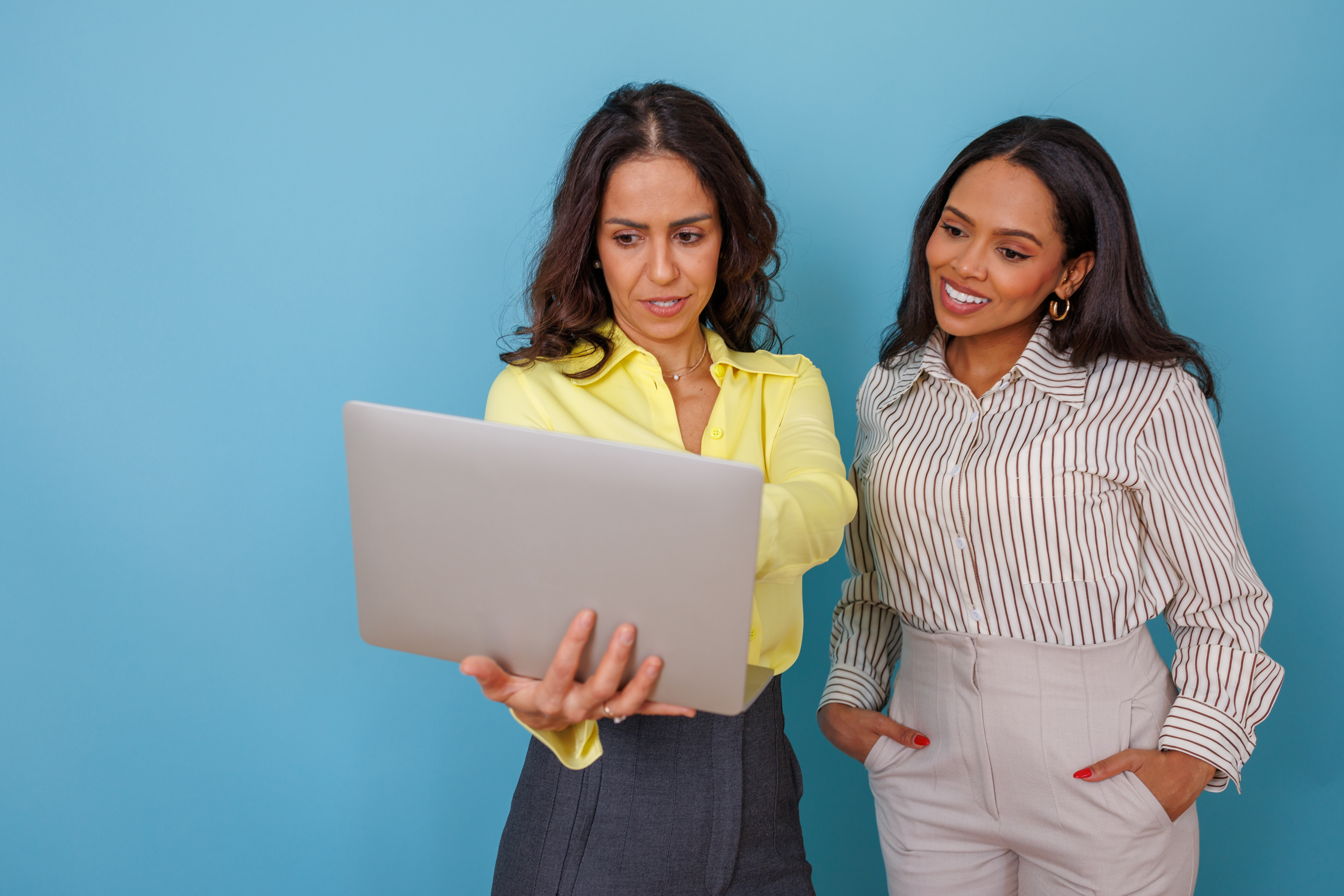 diverse businesswomen collaborating on laptop wor cbcccc1990eb88f52009
