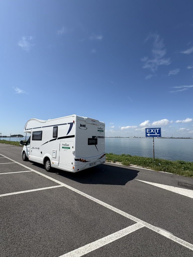 Europa en junio sin prisas: guía para elegir, alquilar o comprar tu autocaravana con libertad total