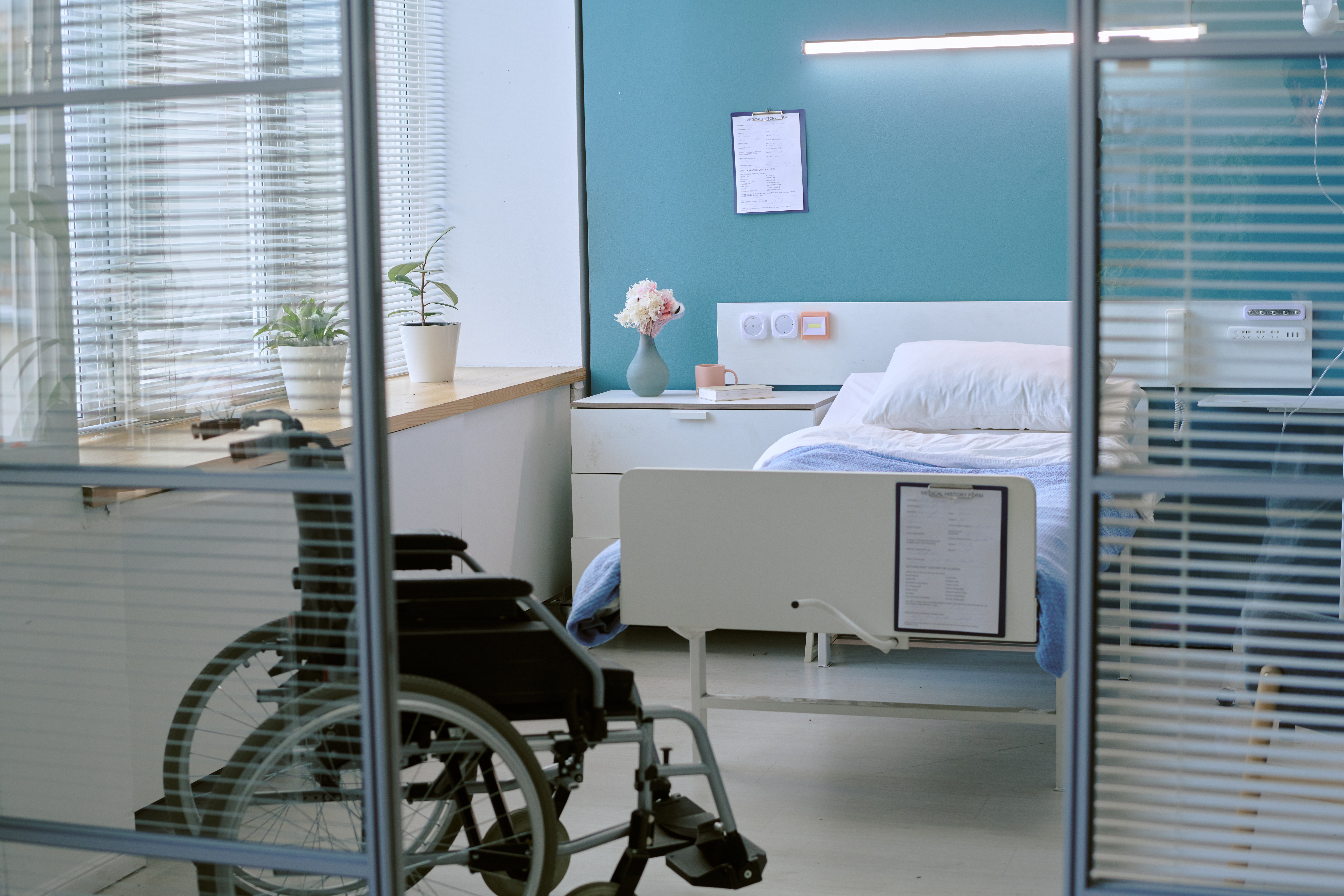 empty hospital room featuring wheelchair with disa 2c5ce2959e0d7c7cc630