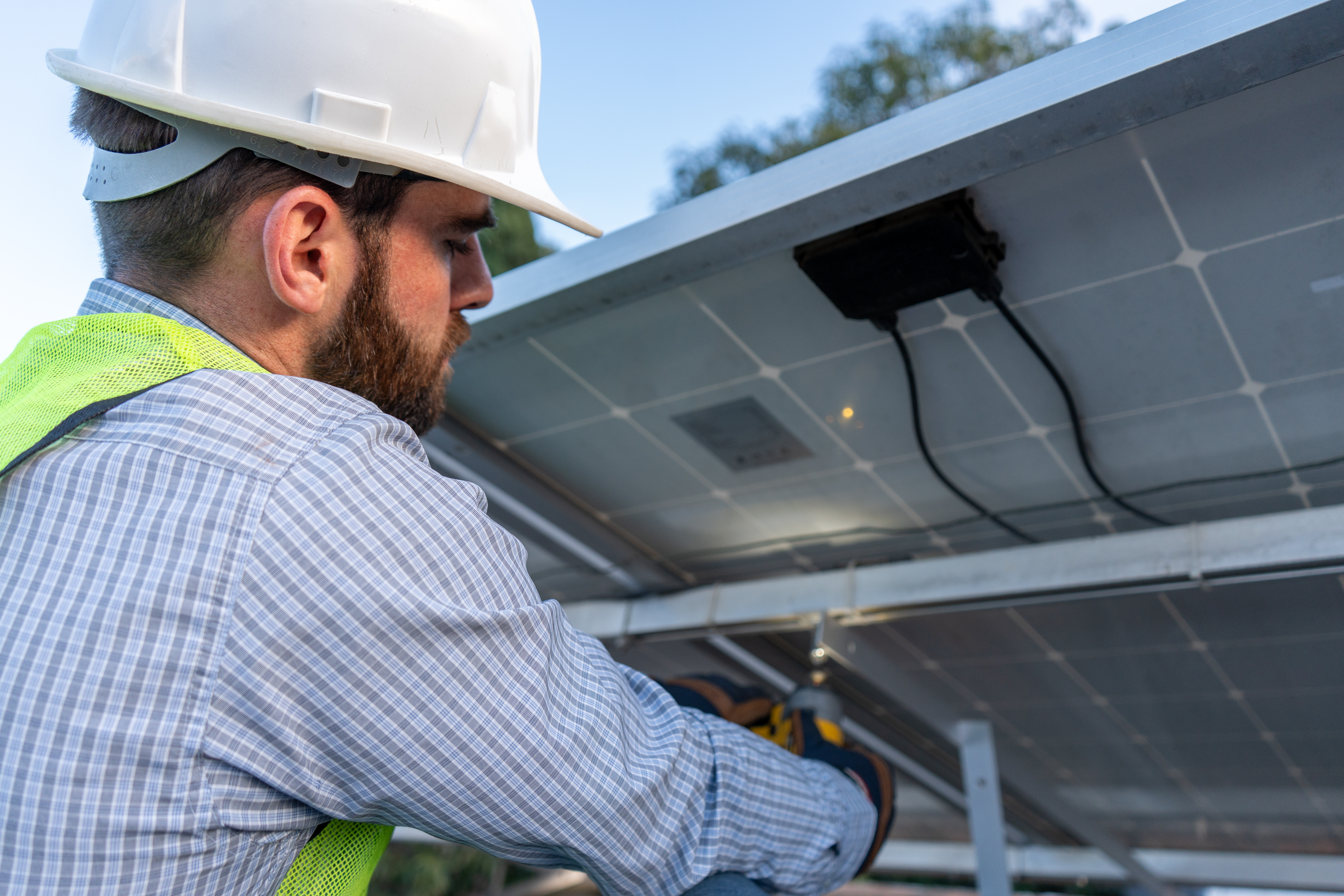 Harnessing Local Expertise for Seamless Solar Installations: Why Starks Solar Leads the Way 3 engineer installing and giving maintenance to sola e9adce739d7568d63201