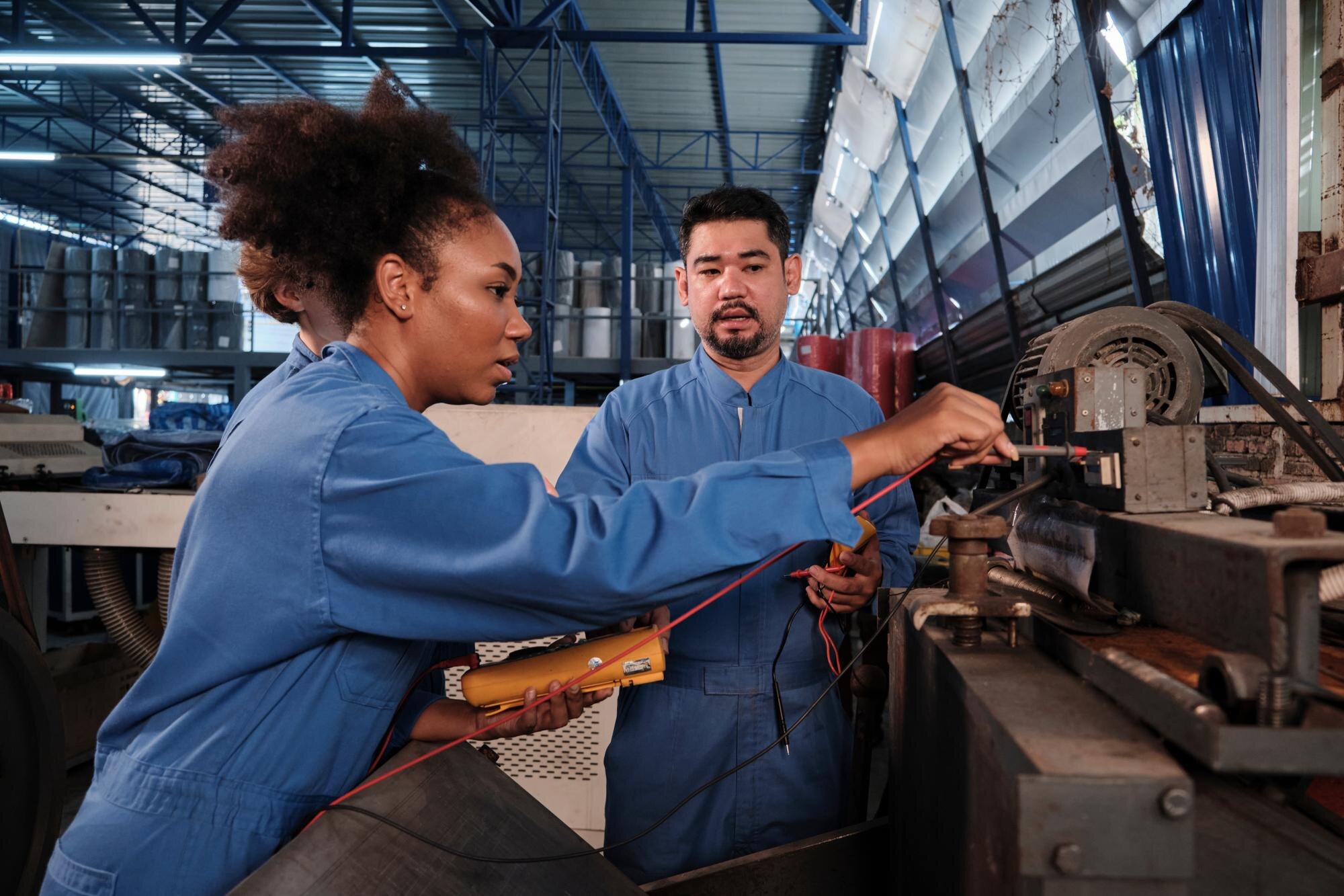 From Design to Delivery: How Plastic Online Fabricates Your Parts 1 engineer teams inspect machines electric current a ff08a86aebaab892f2f7