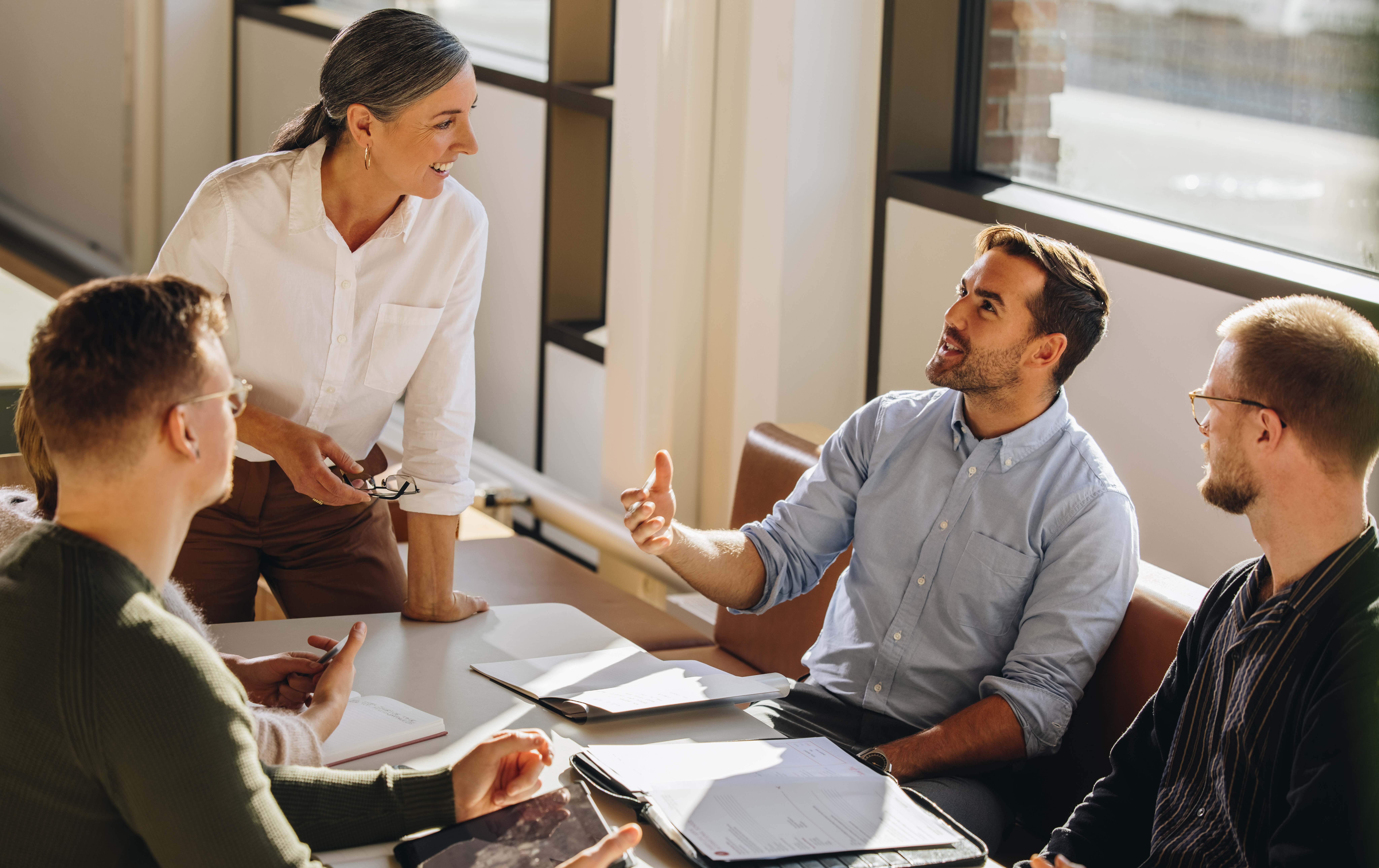 Sales Coaching: The Game Changer for Consistent Team Performance 2 executive talking to female entrepreneur during me 2327bad3f08227045ef0