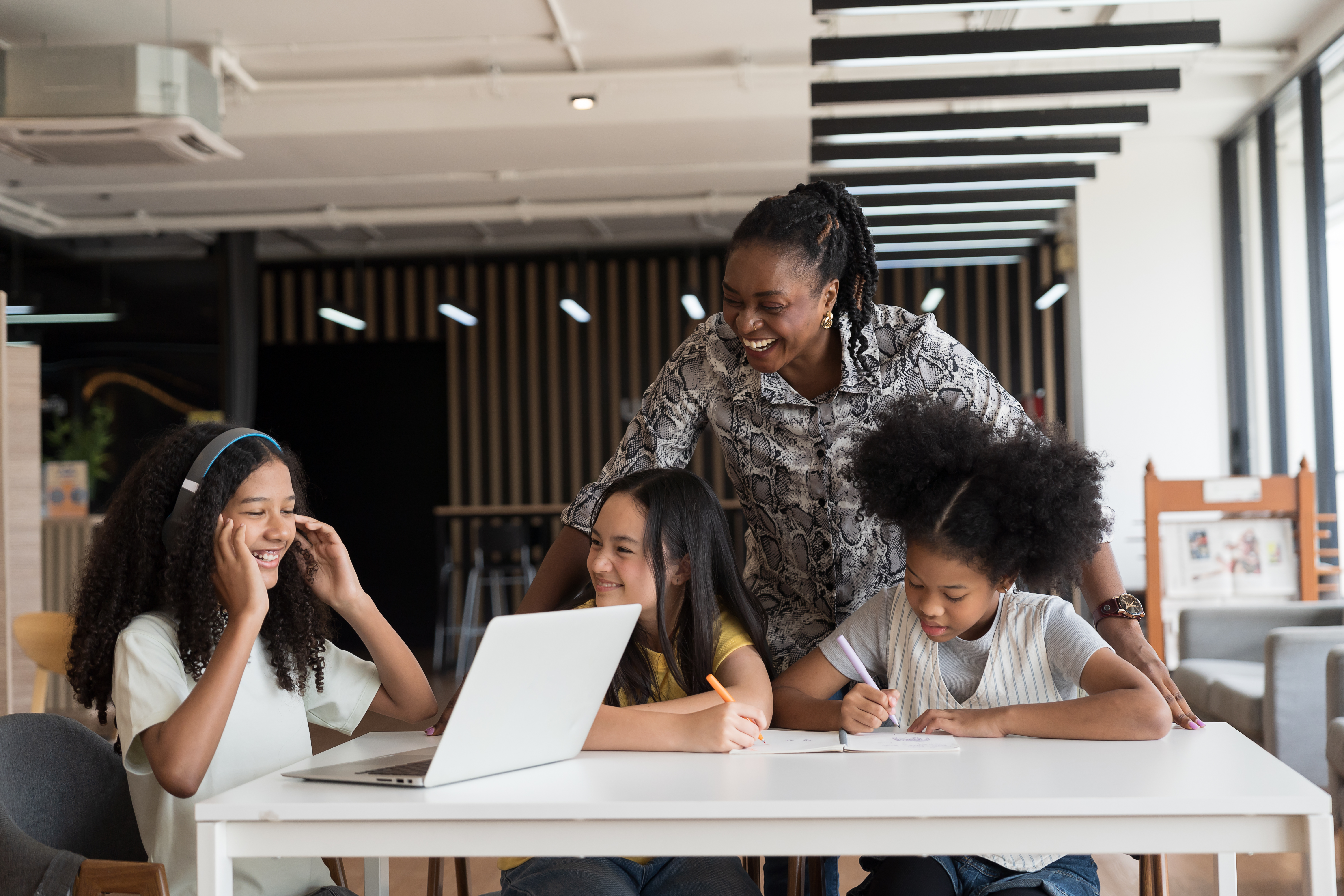 Female Teacher Teaching Student Using Laptop Compu 7f2ee6ed2a578c563e8e