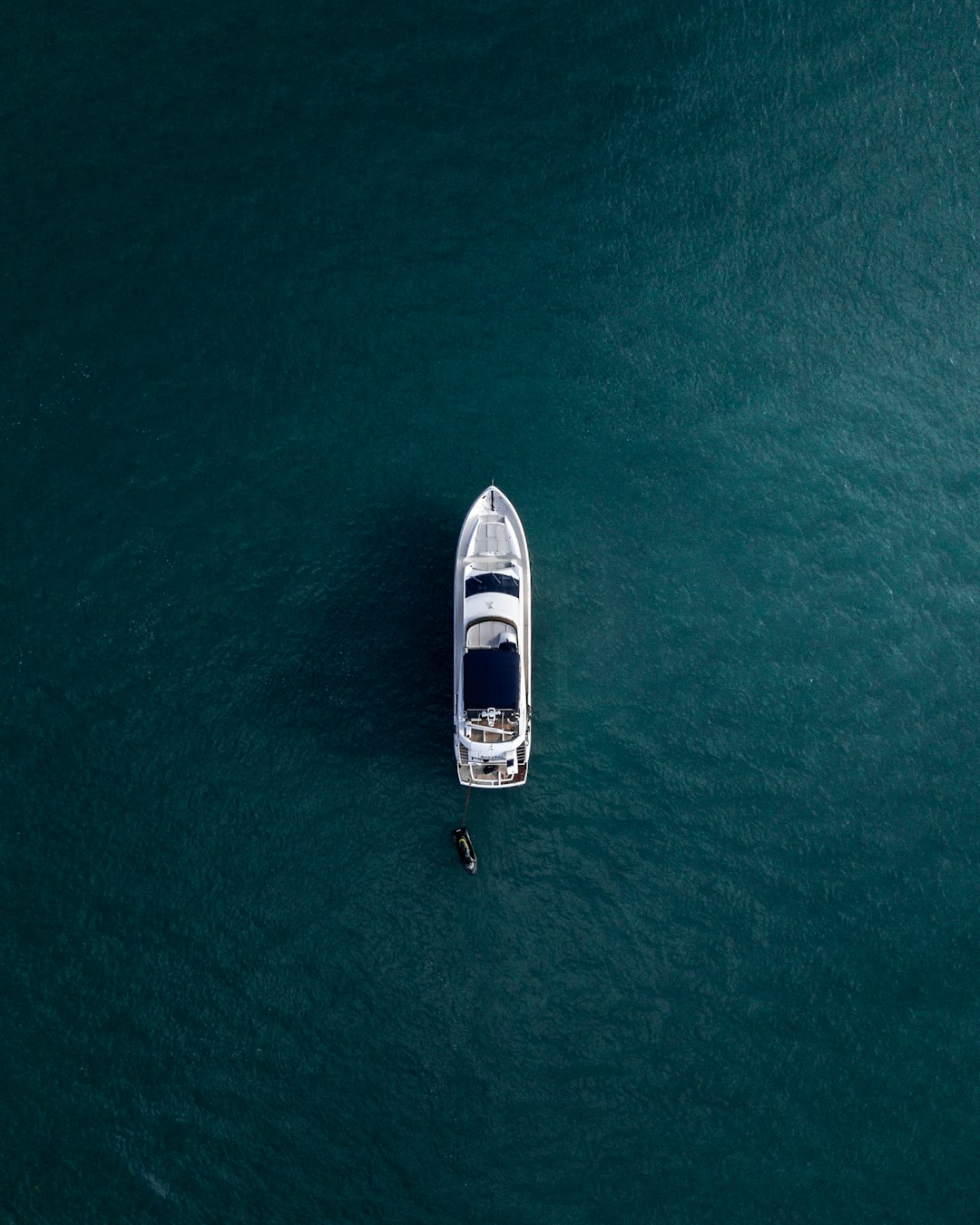 What to Expect from a Captained Yacht Charter Before You Reserve