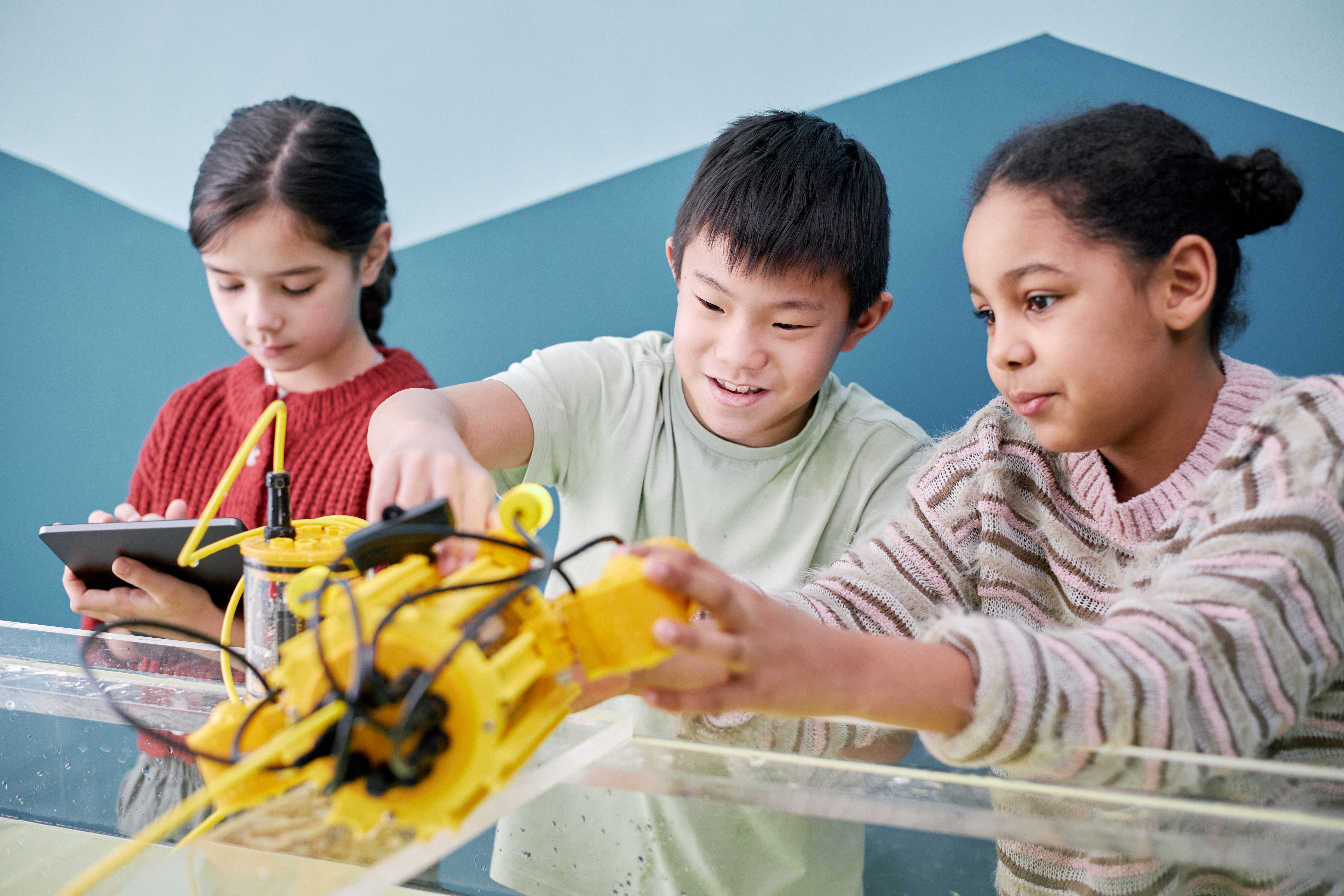 Focusing On Learning Robotics Together In Classroo B1b7f528575478fd4571