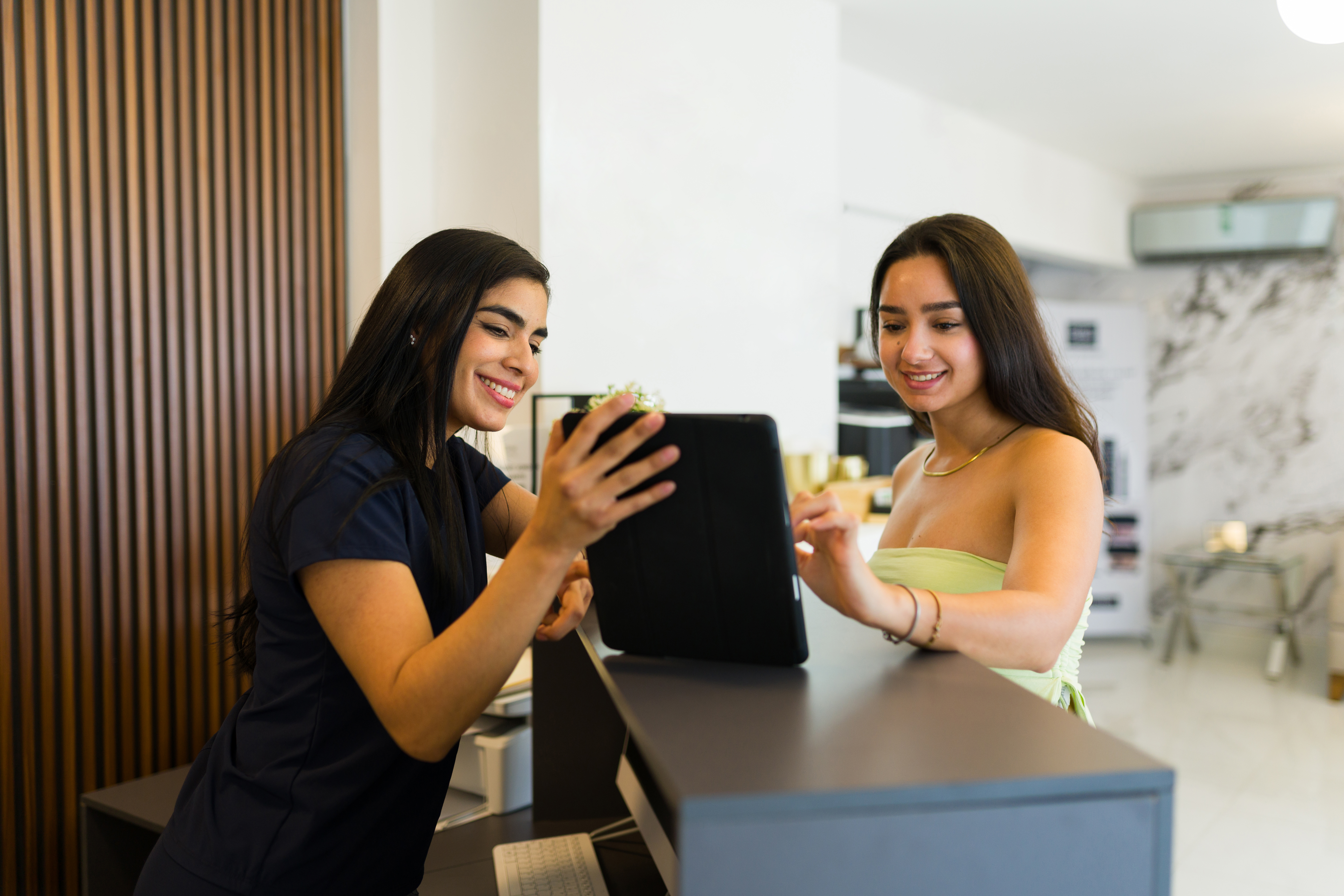 Best AI Receptionist for Salons and Medspas: Features, Pricing, and Real Use Cases