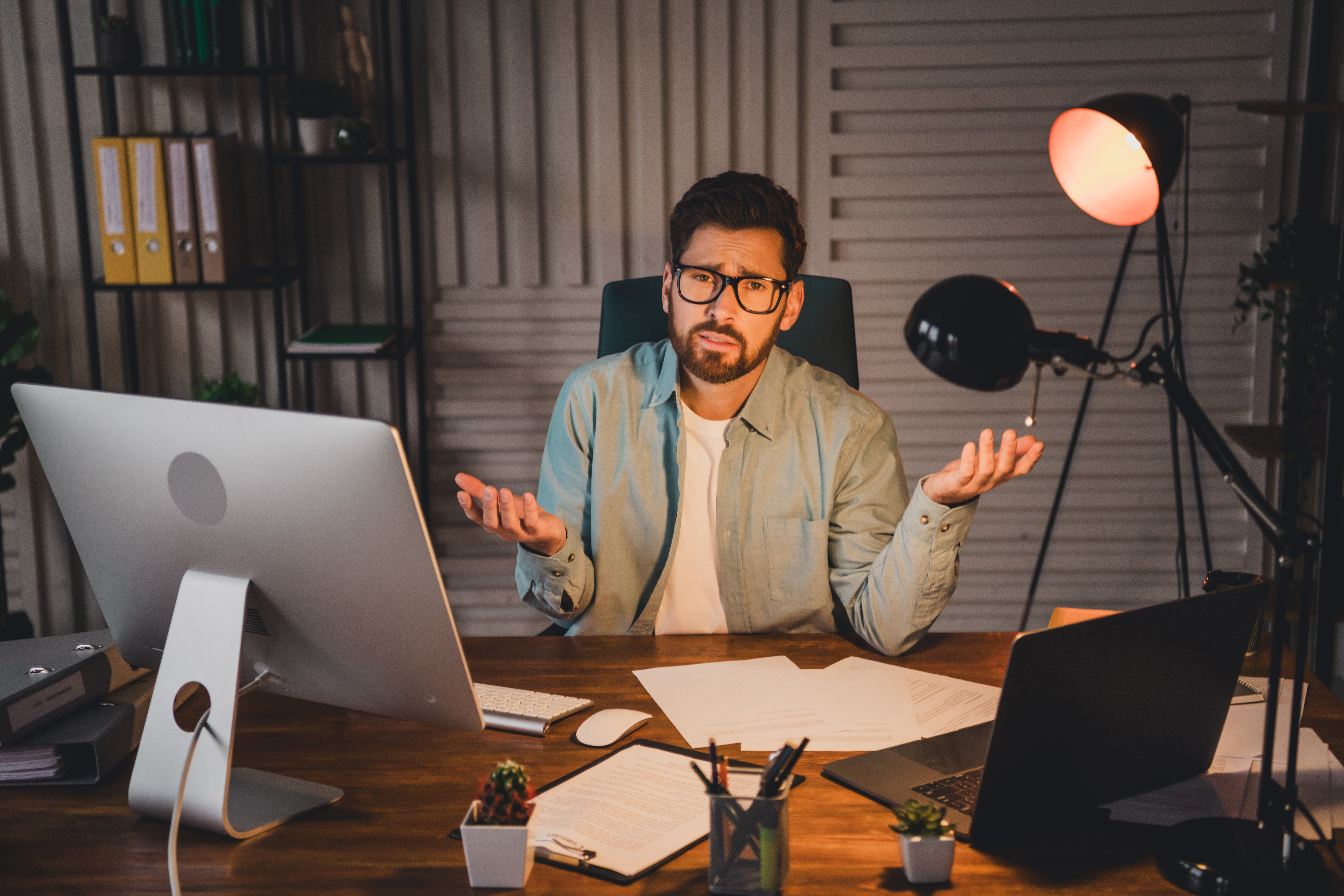 frustrated young man at his desk in a stylish offi f111206f68762c2bf78e