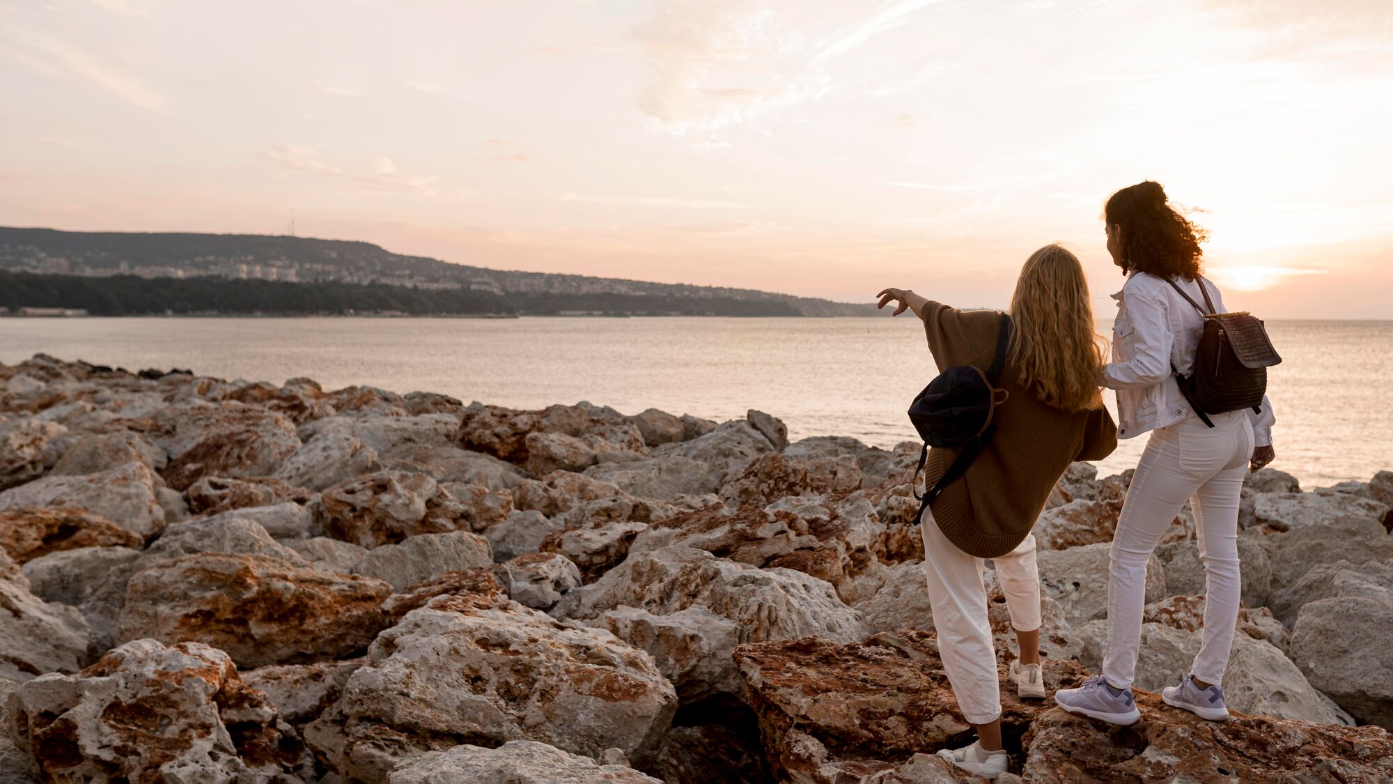 full shot women traveling together 544ee577d97b77e4bd65 BTOURS