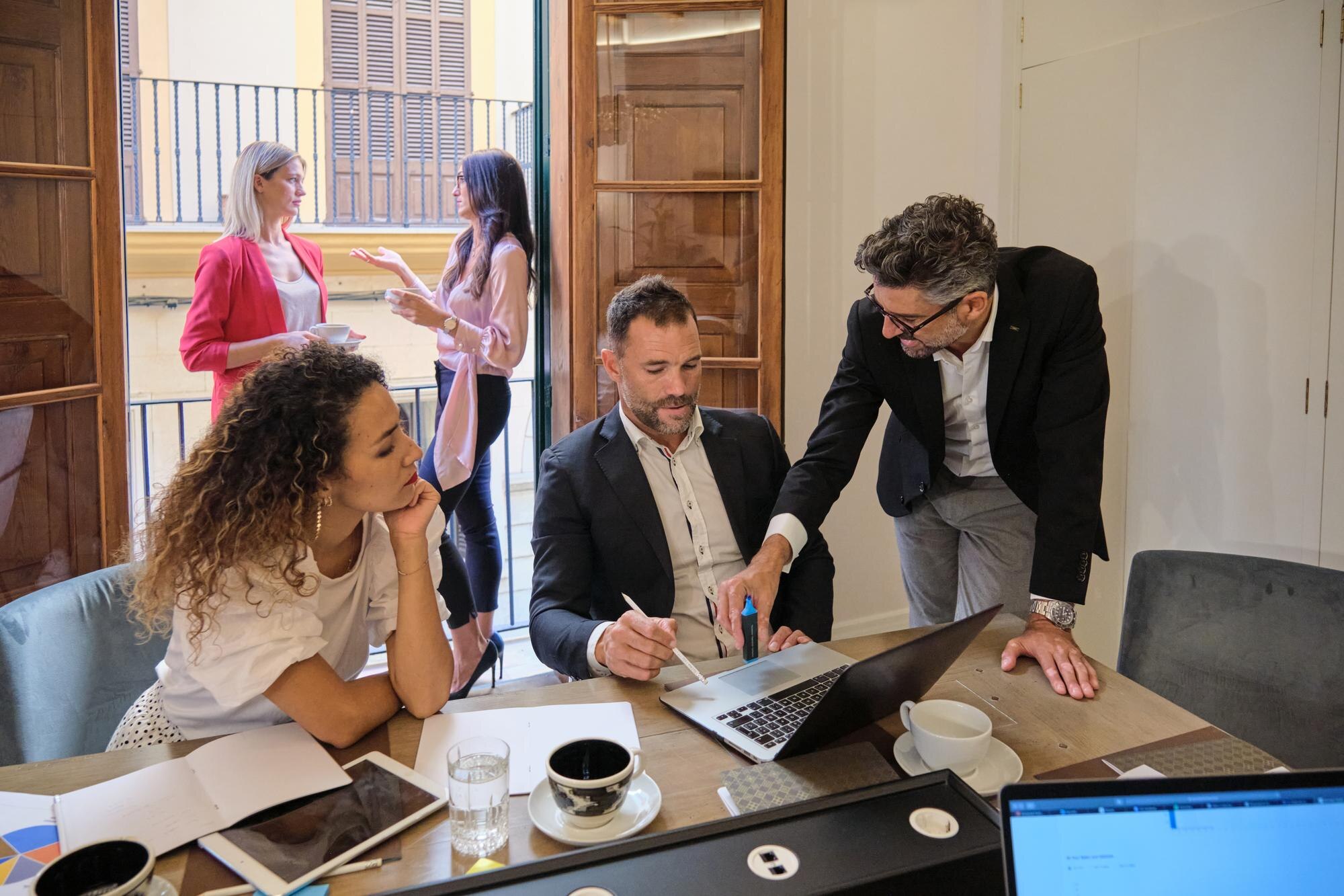 Estrategias para maximizar deducciones fiscales en Airbnb y restaurantes (sin riesgos ante el SAT)