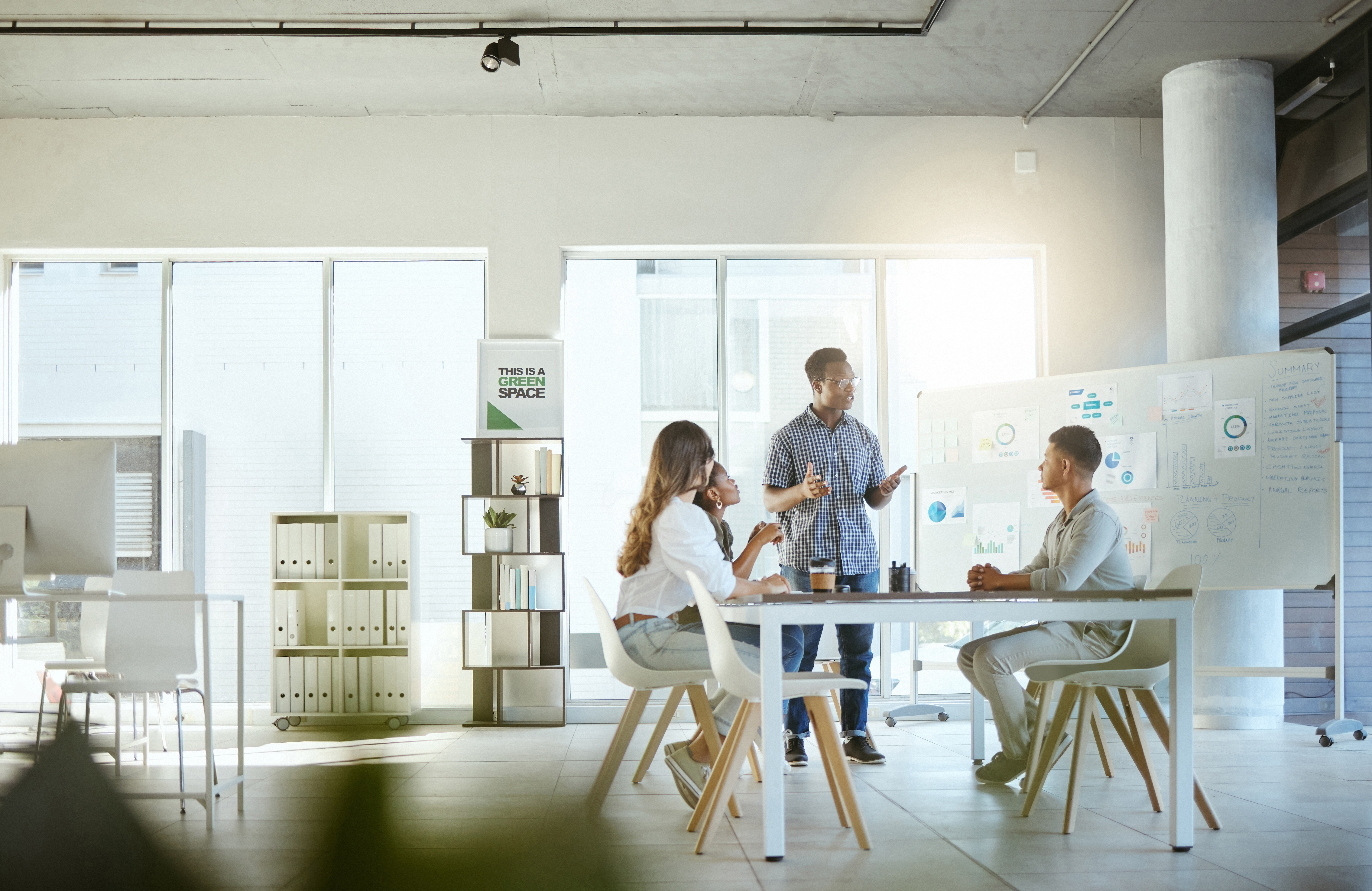 group of diverse businesspeople having a meeting i e37b0dbfd3f4bb529207