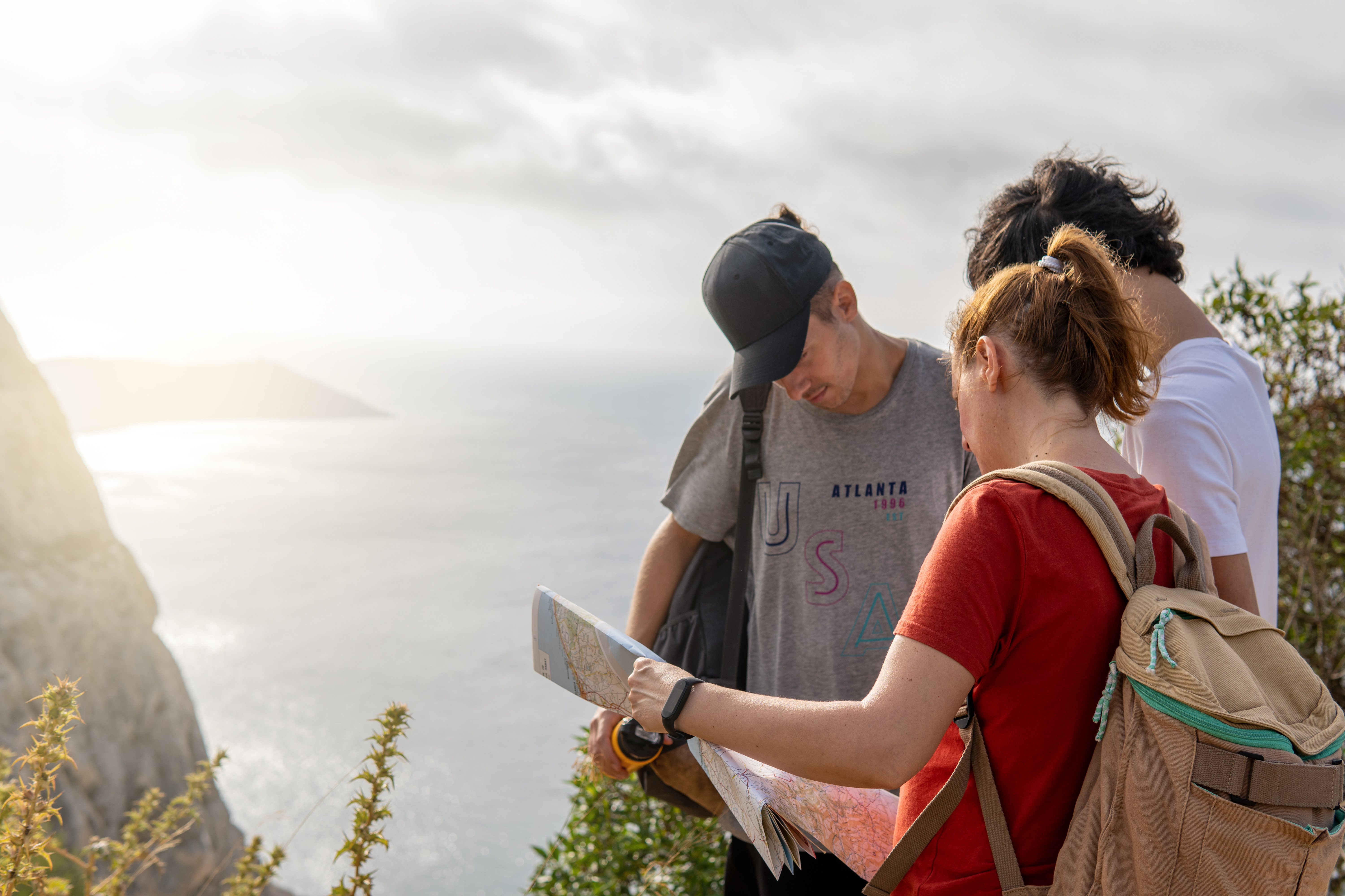 group of friends with backpacks looking at a map o d24d13f50e7282d61778 BTOURS