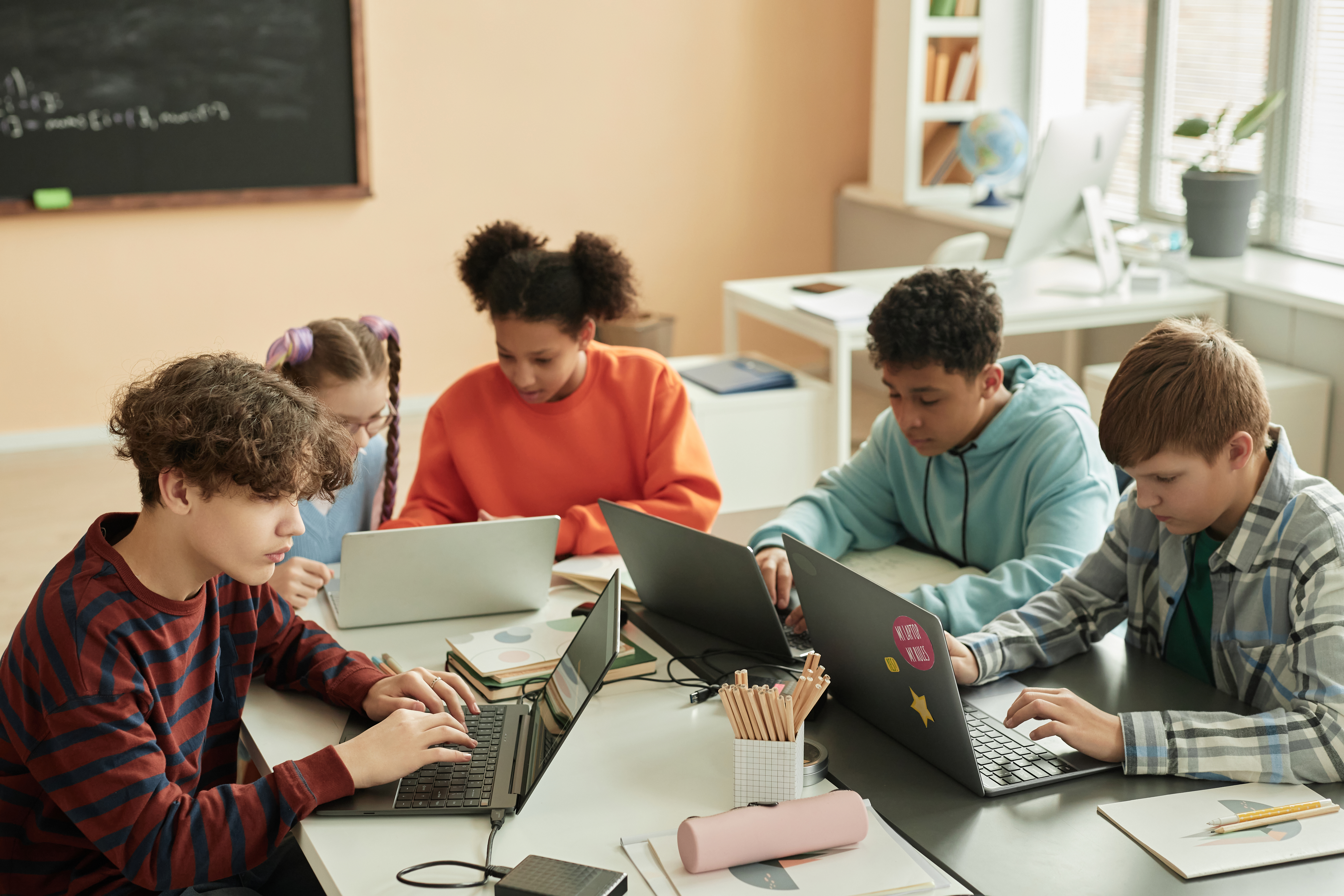 Group Of Teen Schoolchildren Using Computers In Cl D694f98f342907506d56