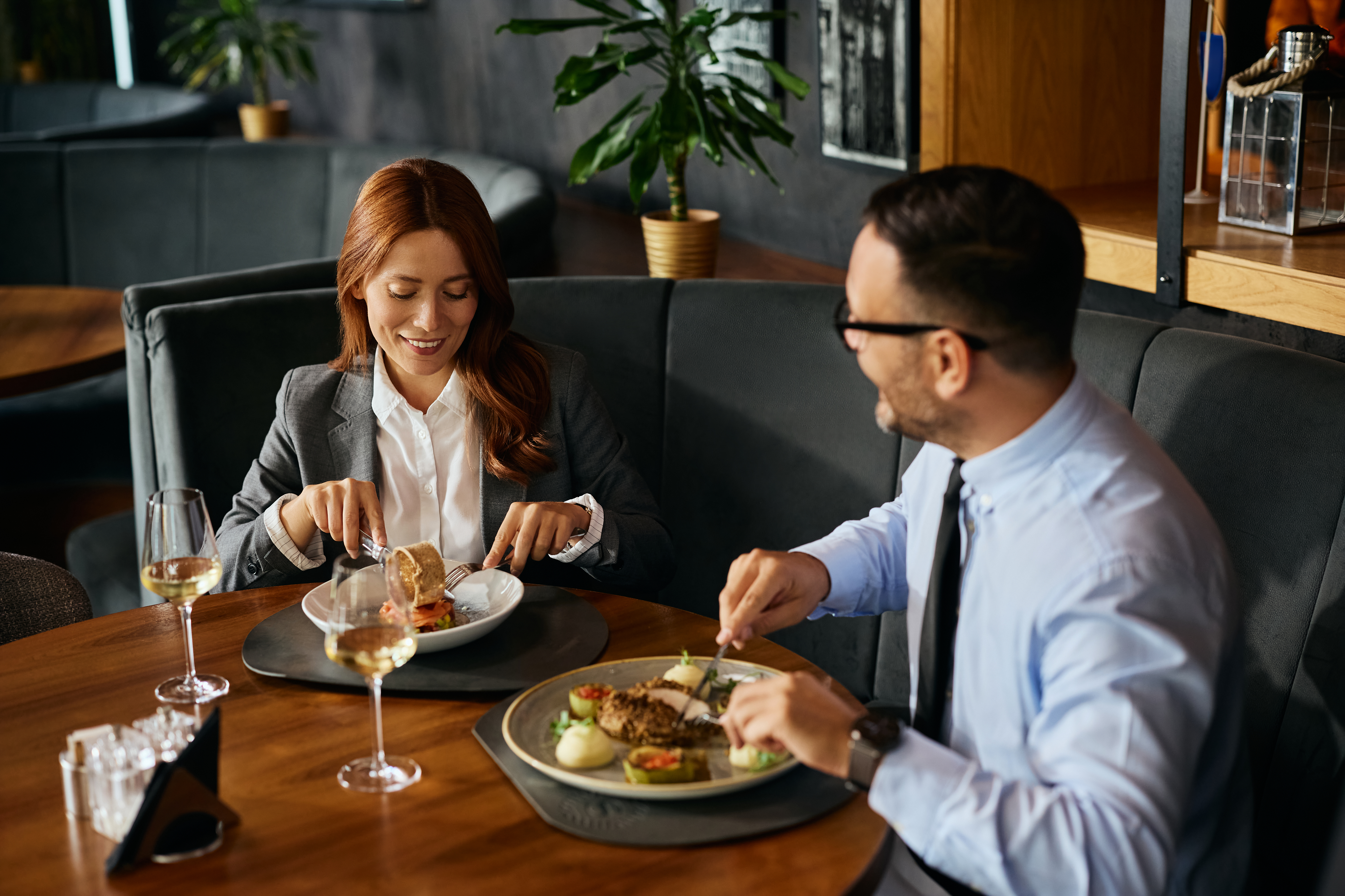 Maximiza tus Deducciones Fiscales: Consejos Específicos para Airbnb y Restaurantes